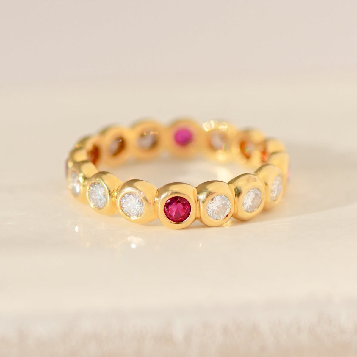 Memory-Ring aus 750 Gelbgold mit Diamanten & Rubinen - Honey Jewelry