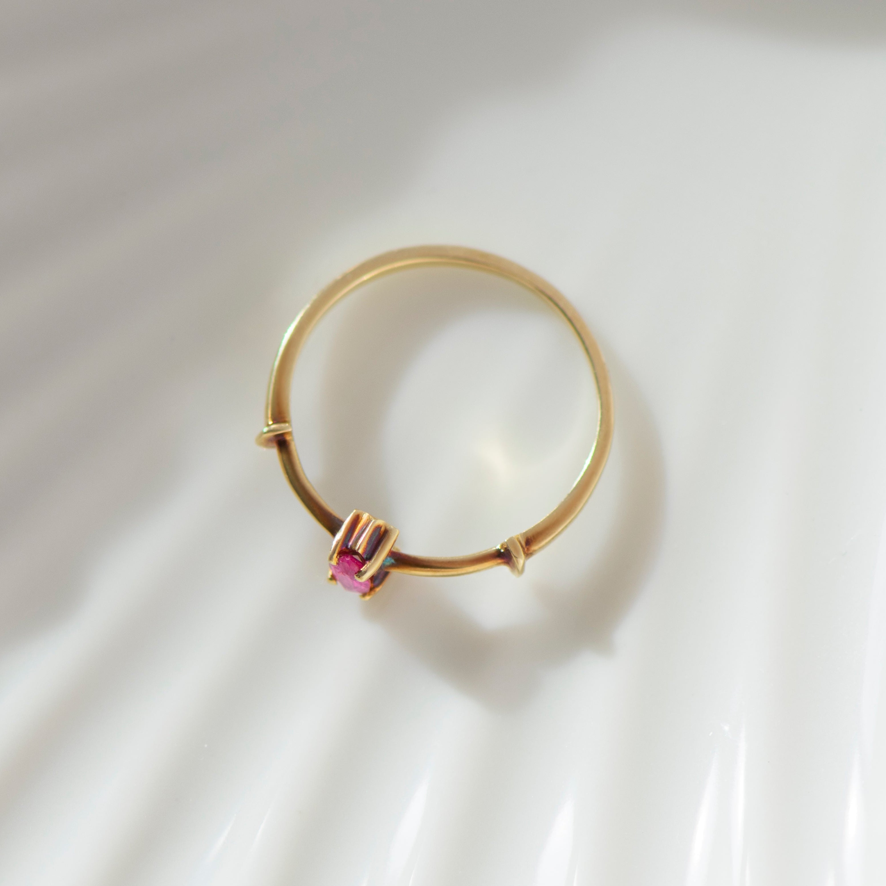 Mid-Century Rubin-Navette-Ring aus 585er Gelbgold