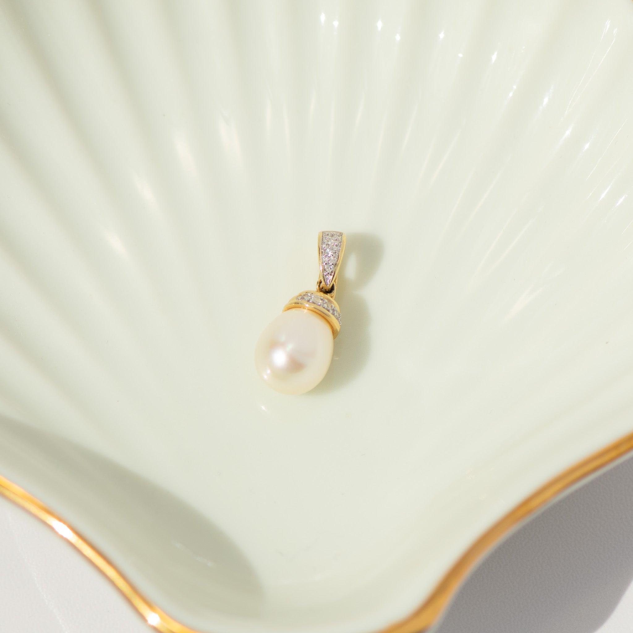Perlenanhänger mit Diamanten aus 14 Karat Gelbgold – beweglich, 8,7 × 21,8 mm - Honey Jewelry
