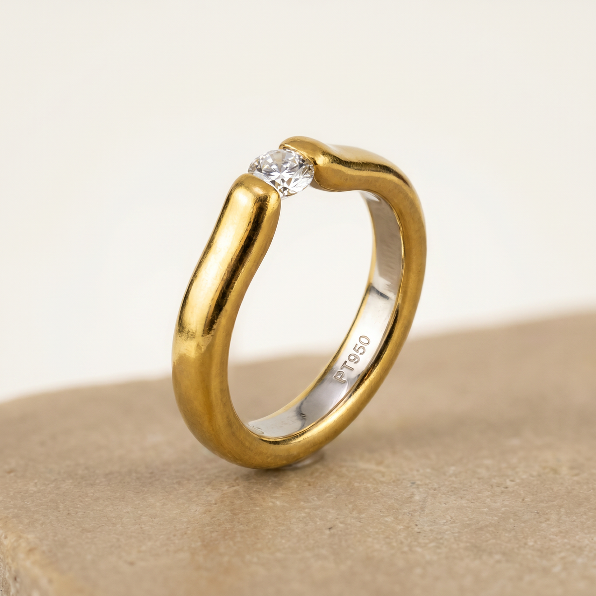 Platin solitaire ring with gold band and round brilliant diamond