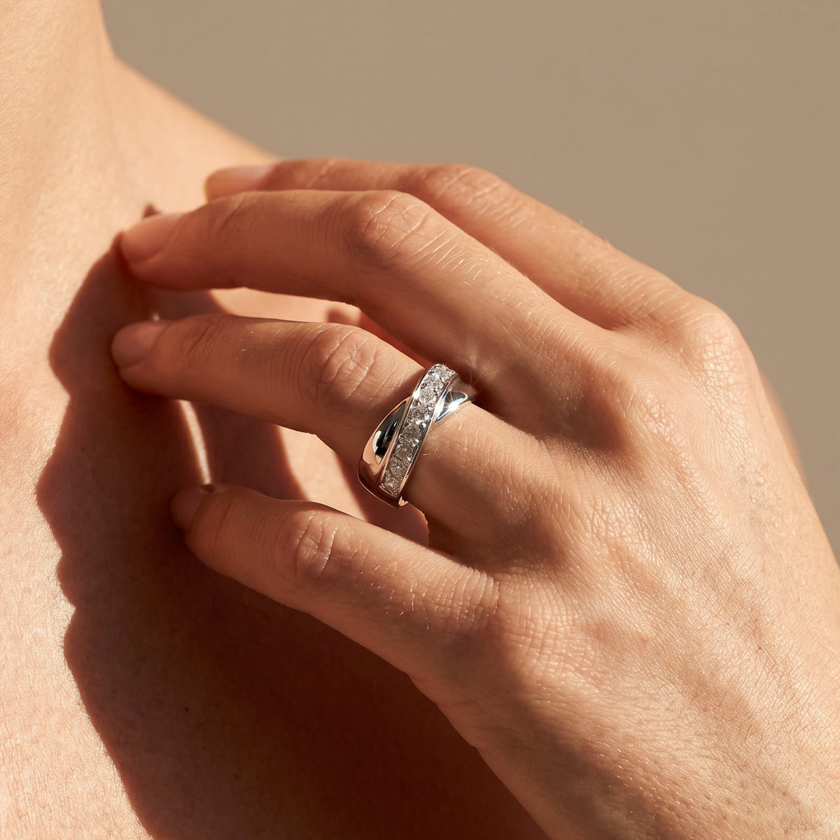 Weißgold Ring mit 9 Brillanten und Twist-Band
