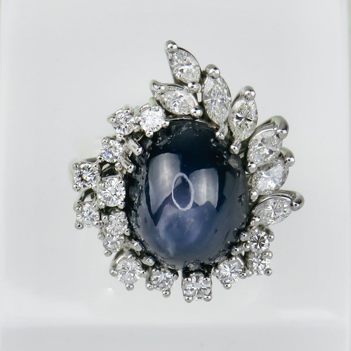 Top-Down-Ansicht: Ovaler Sternsaphir Ring mit Diamant-Halo aus Weißgold