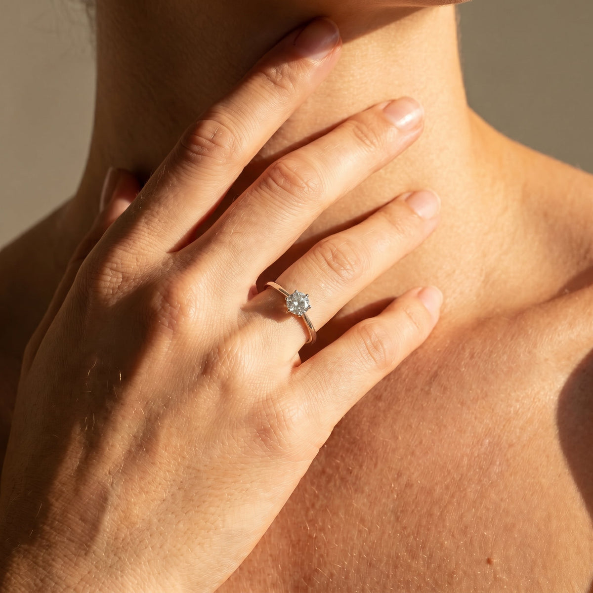 Weißgold Verlobungsring mit Brillant Solitär in 6 Krappen gefasst