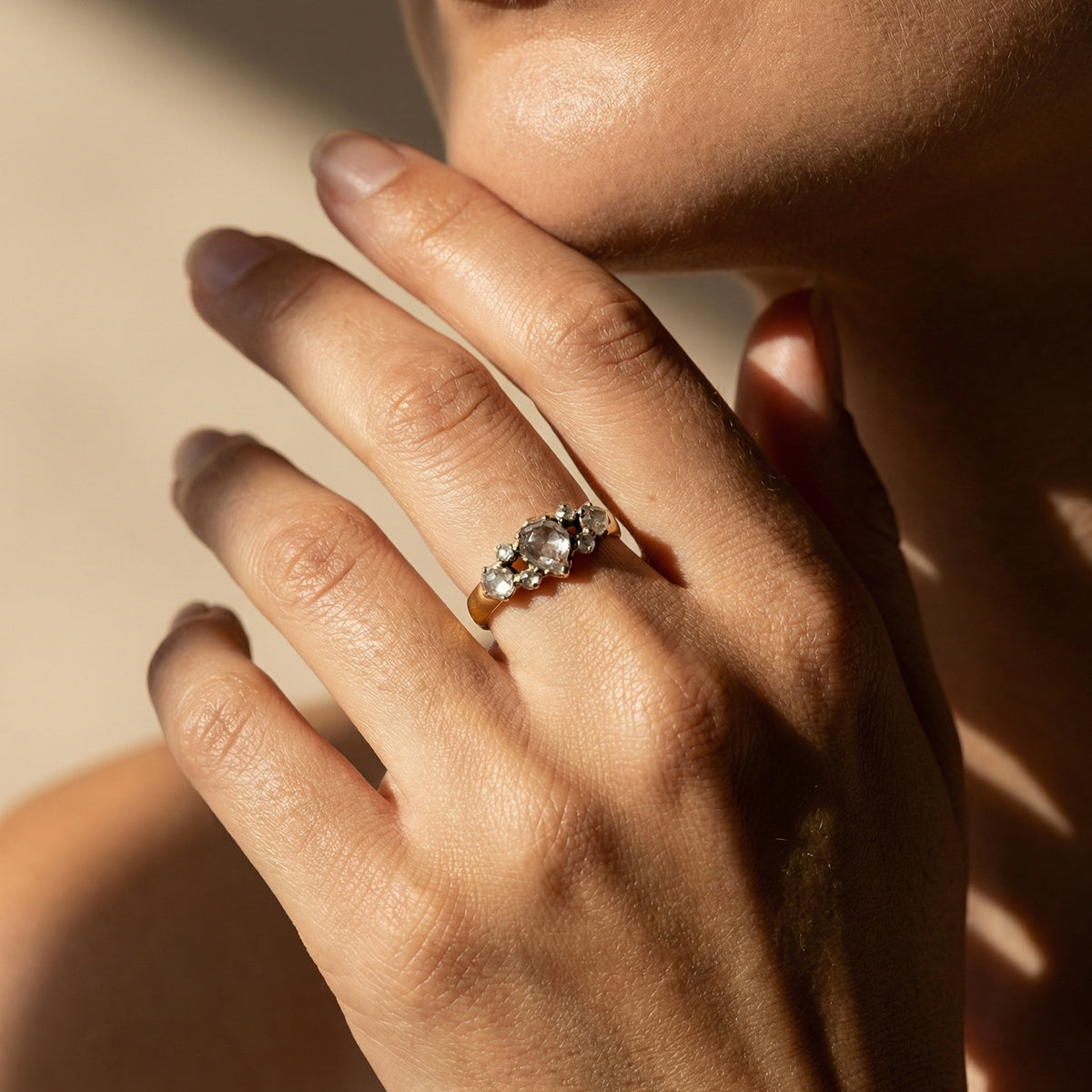 Antiker georgianischer Gelbgoldring mit Herz-Tropfen Diamant und Rosenschliff-Diamanten
