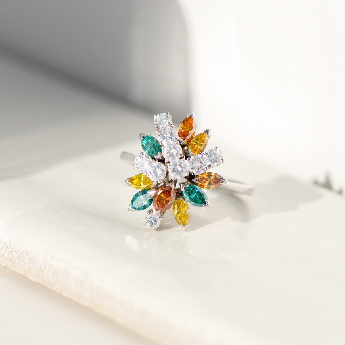 Ring aus 14 K Weißgold mit bunten und weißen Diamanten | Vintage Blütenring - Honey Jewelry