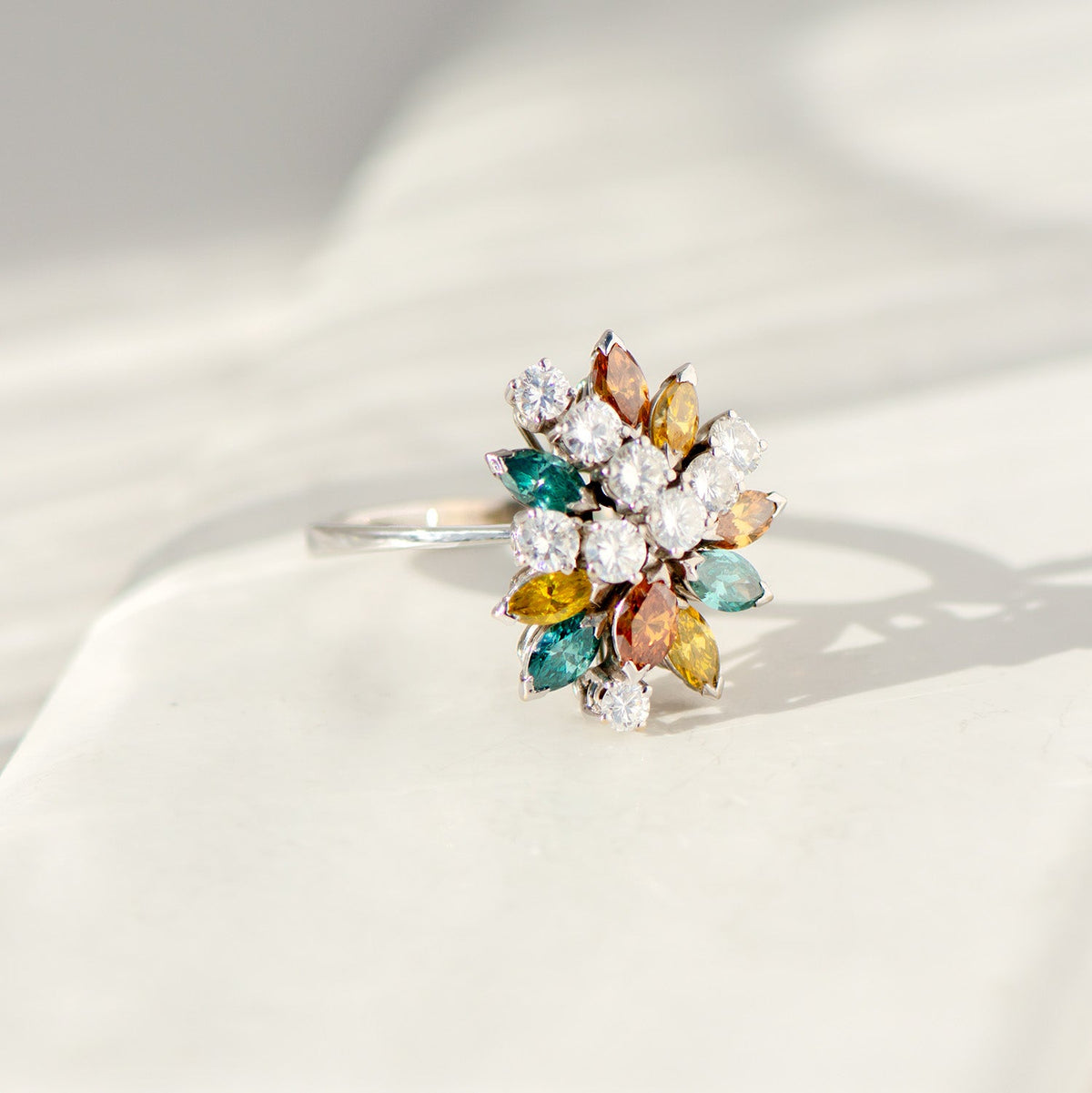 Ring aus 14 K Weißgold mit bunten und weißen Diamanten | Vintage Blütenring - Honey Jewelry