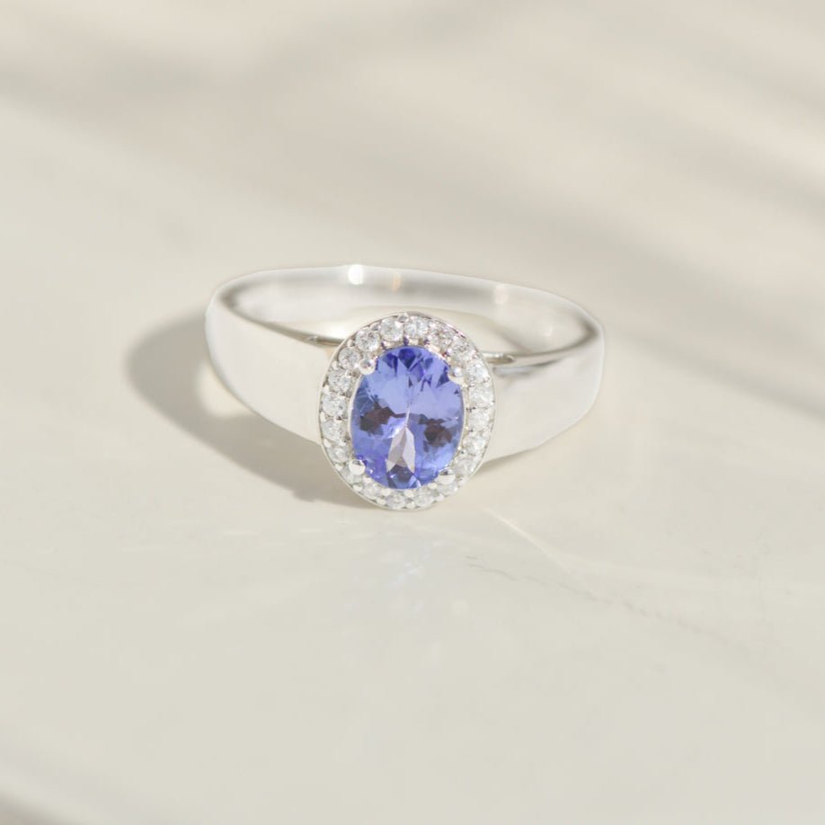 Ring aus 14K Weißgold mit Tansanit – königliches Blau trifft funkelndes Weiß - Honey Jewelry