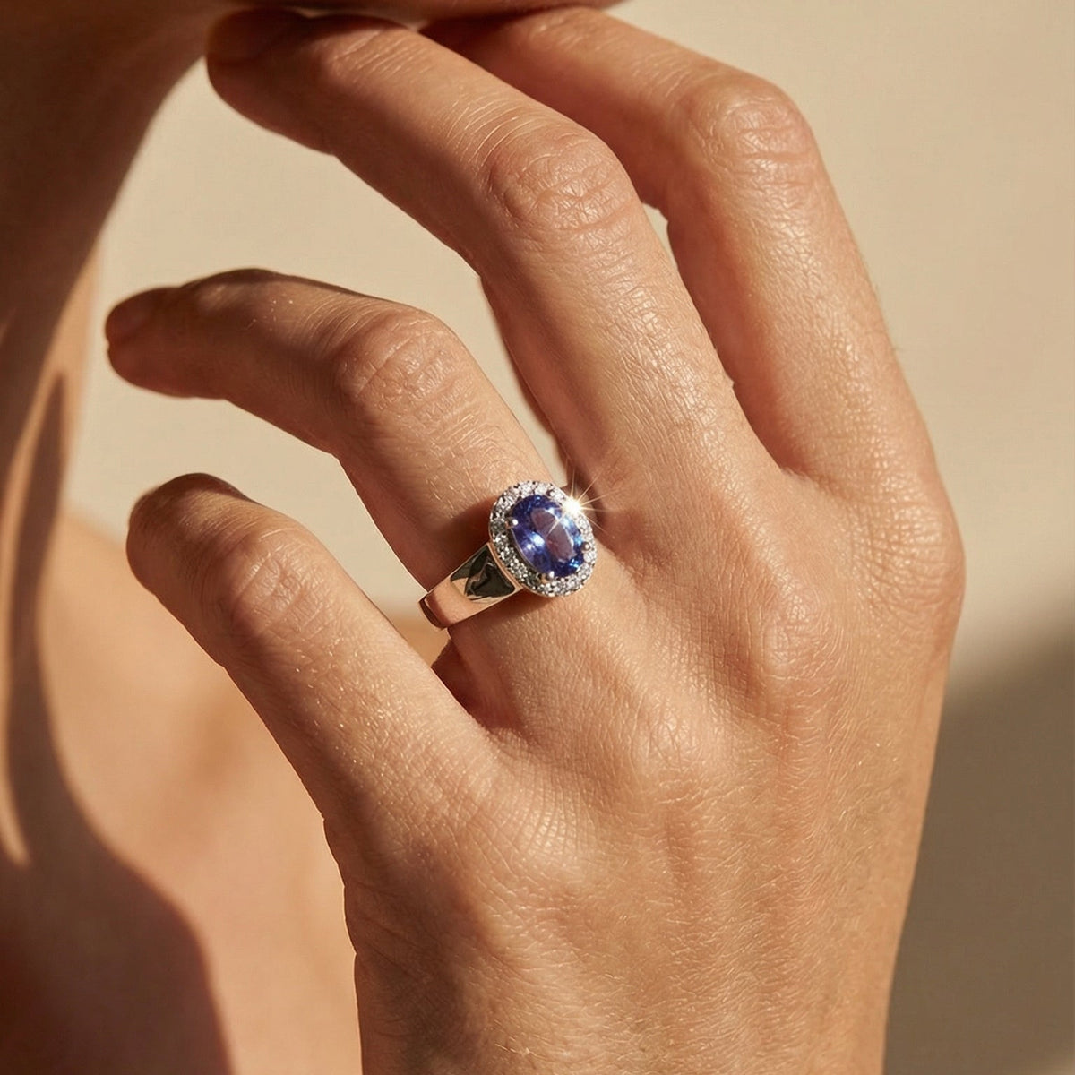 Ring aus 14K Weißgold mit Tansanit – königliches Blau trifft funkelndes Weiß - Honey Jewelry