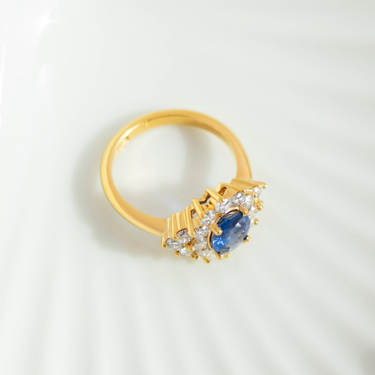Saphir Diamantring aus 750 Gelbgold mit Sternrosette - Honey Jewelry