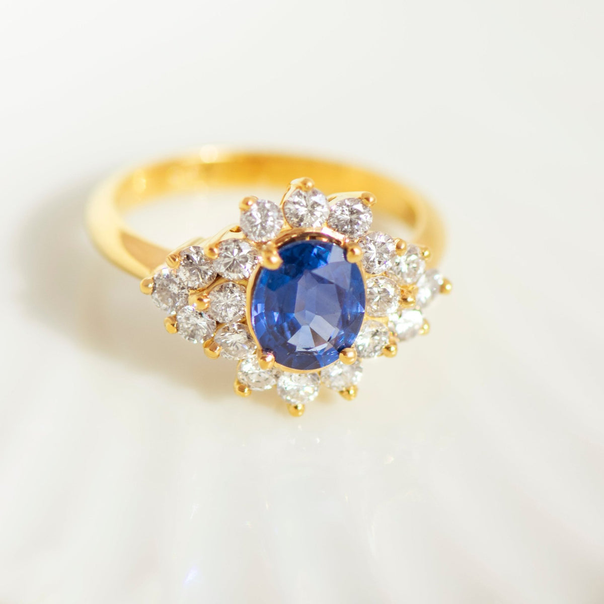 Saphir Diamantring aus 750 Gelbgold mit Sternrosette - Honey Jewelry