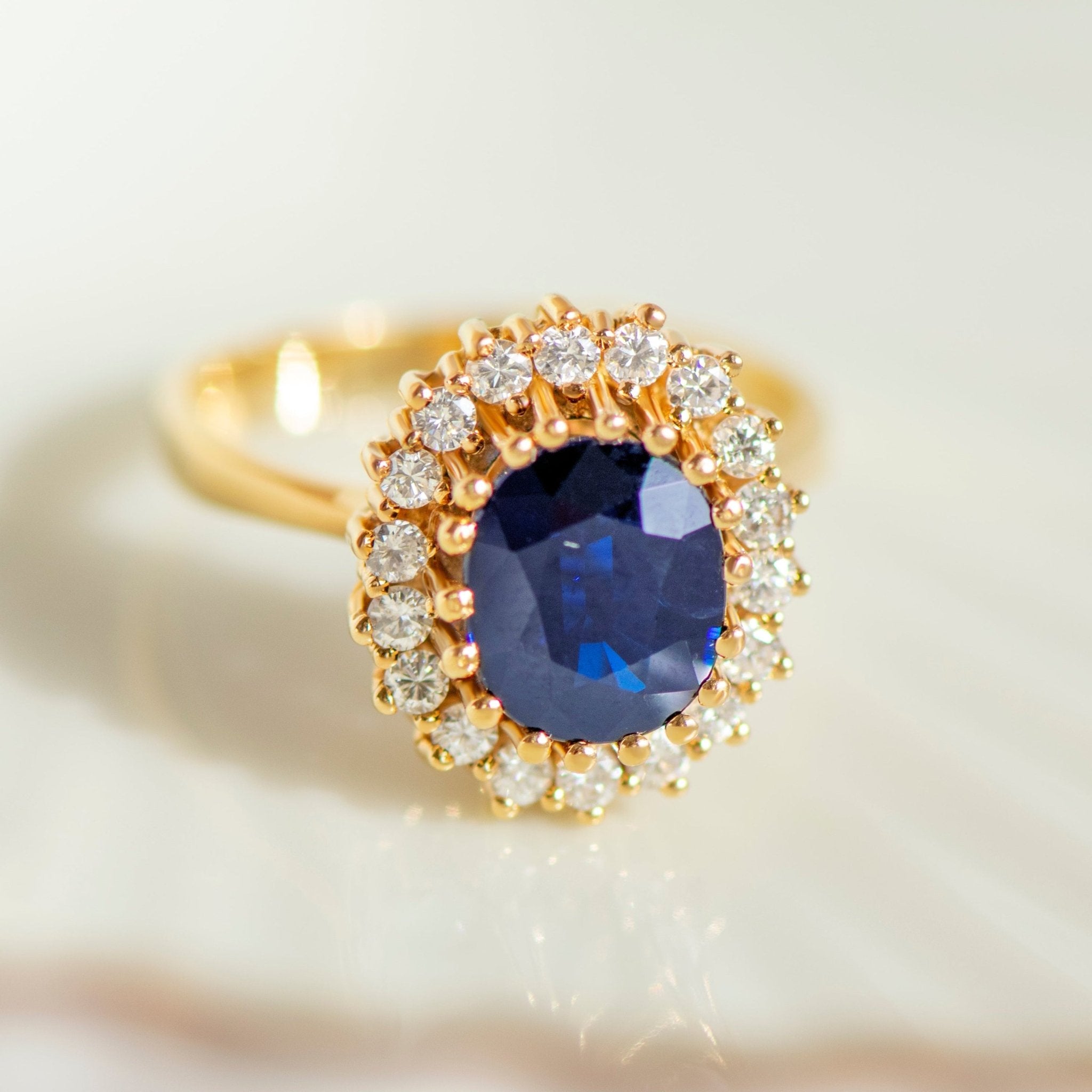 Saphir Entourage Ring aus 585 Gelbgold mit Diamanten - Honey Jewelry