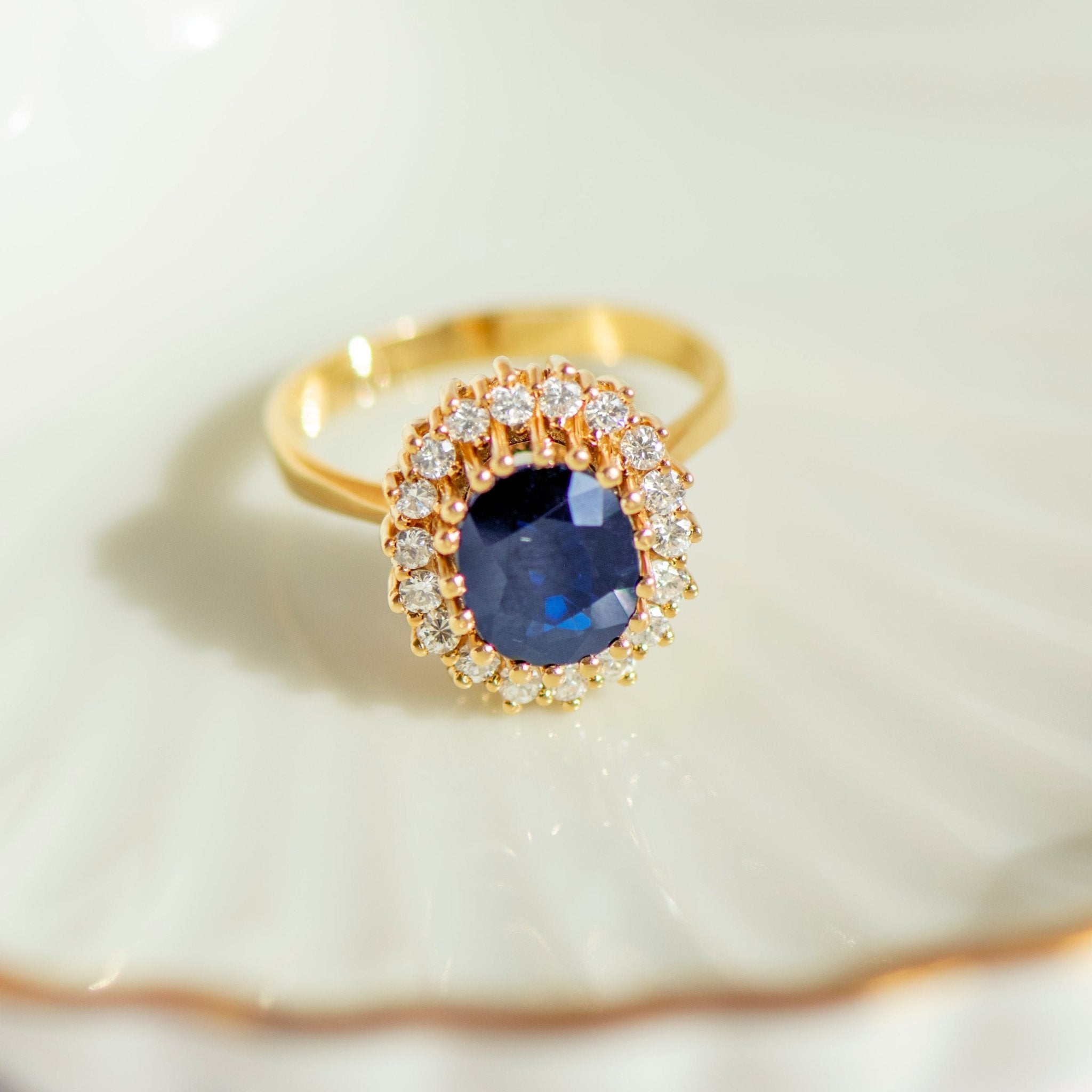 Saphir Entourage Ring aus 585 Gelbgold mit Diamanten - Honey Jewelry