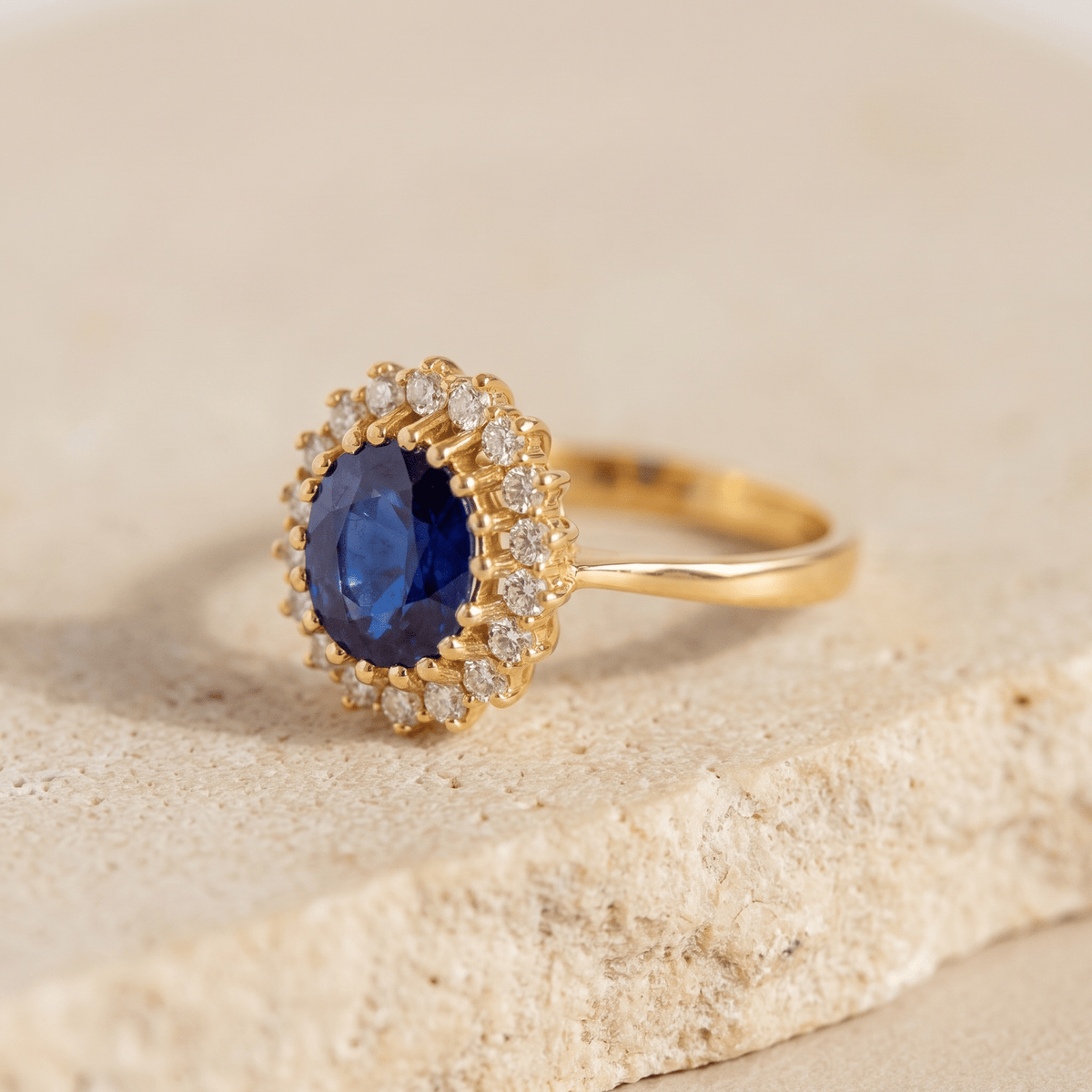Saphir Entourage Ring aus 585 Gelbgold mit Diamanten - Honey Jewelry
