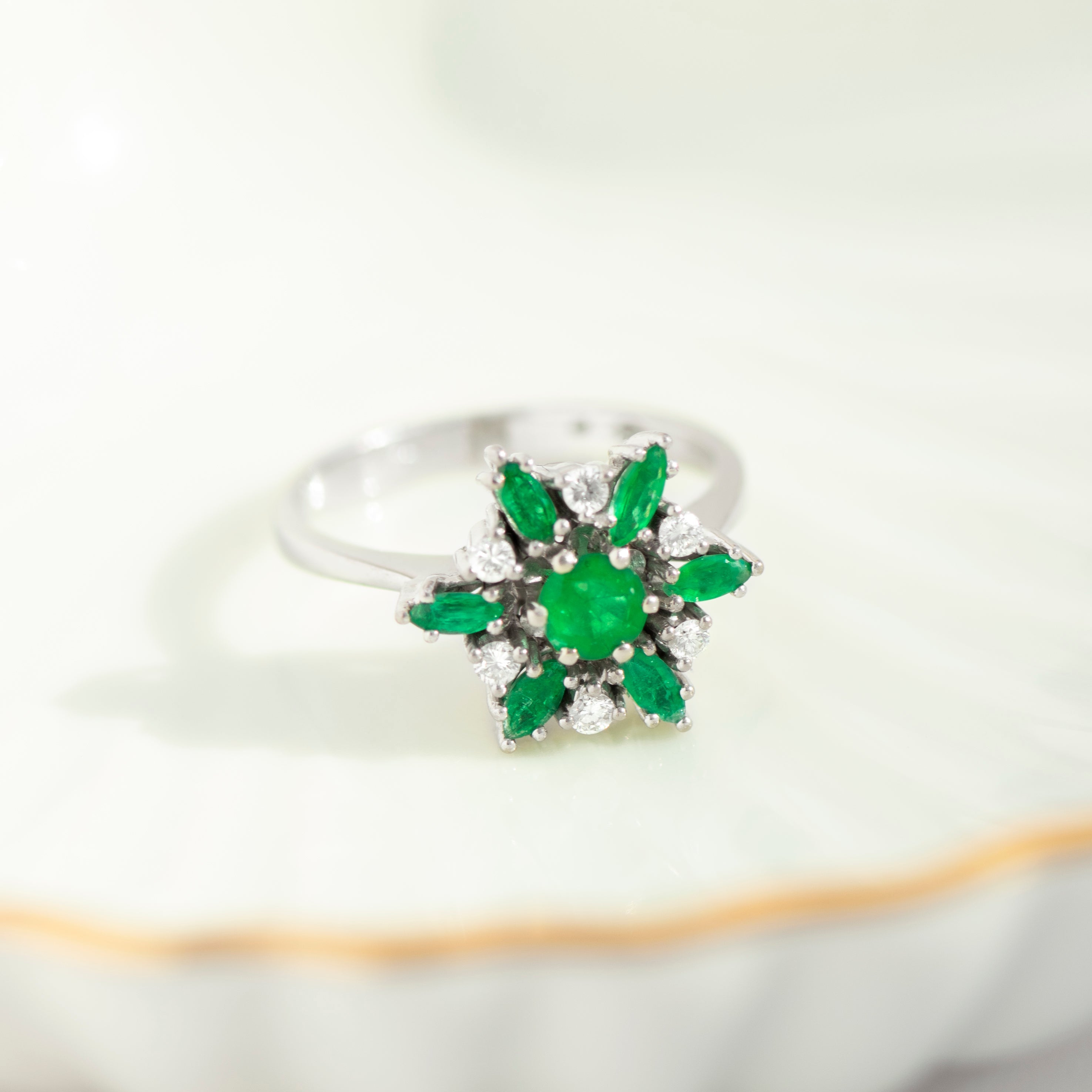 Smaragd-Diamant-Blütenring aus 750er Weißgold