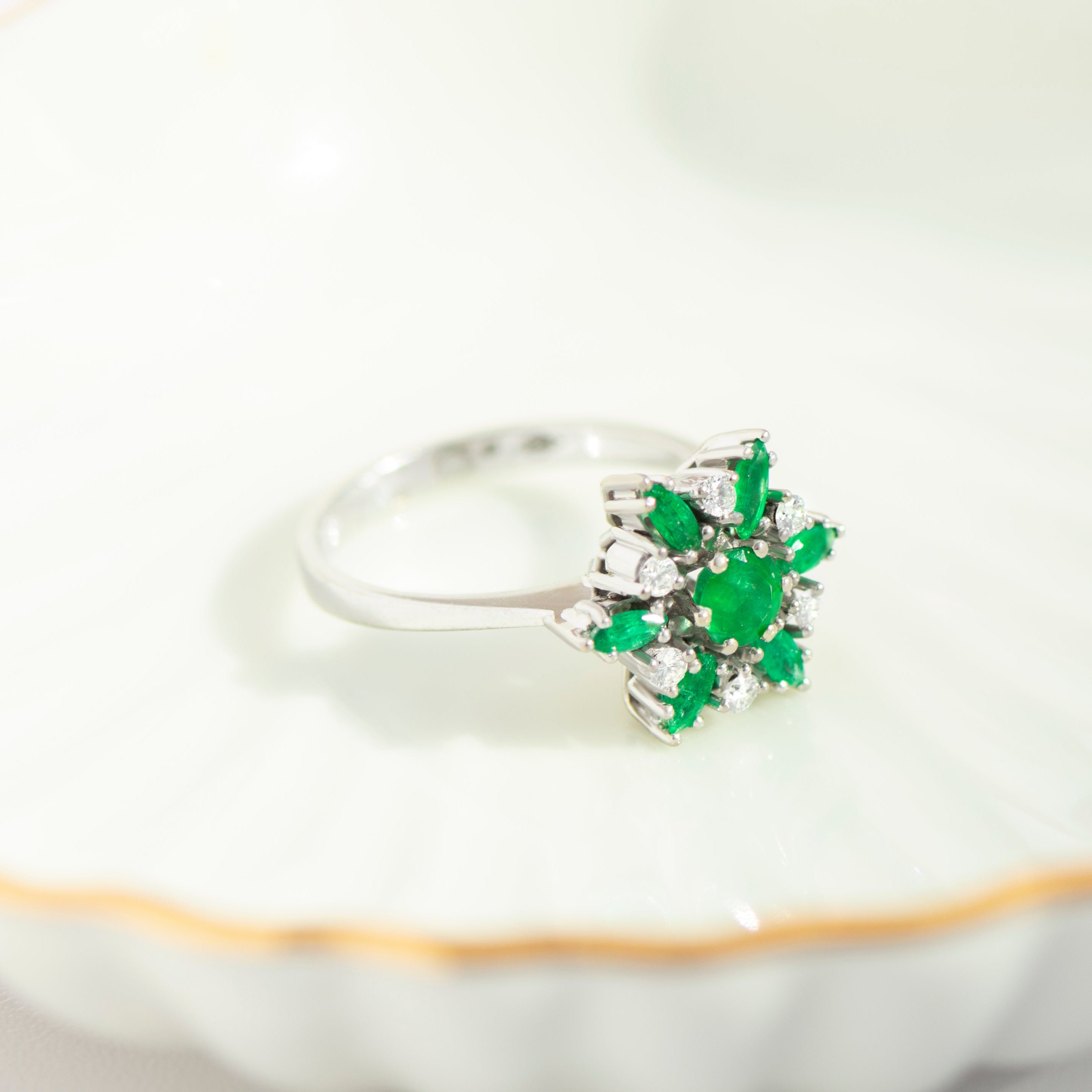 Smaragd-Diamant-Blütenring aus 750er Weißgold