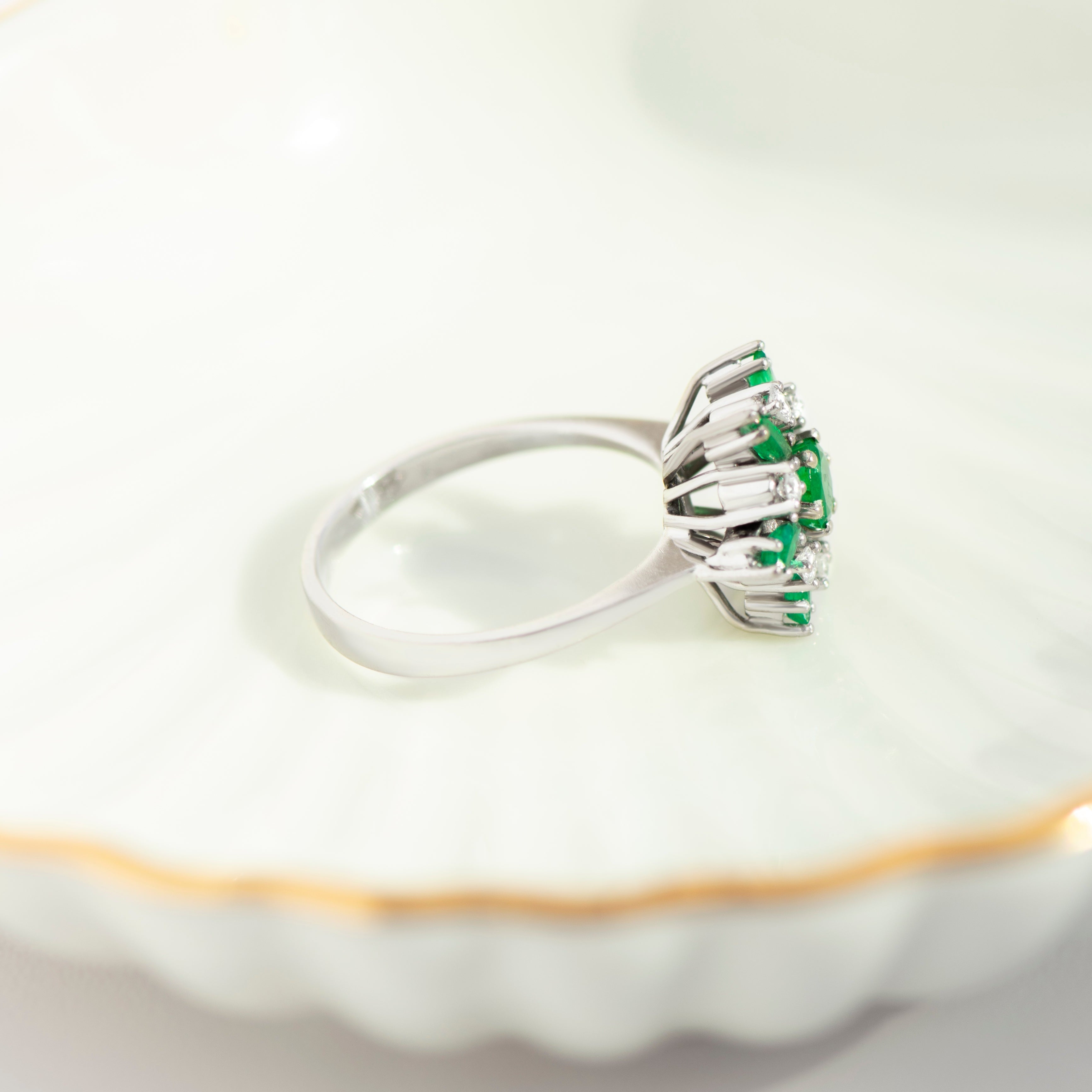 Smaragd-Diamant-Blütenring aus 750er Weißgold
