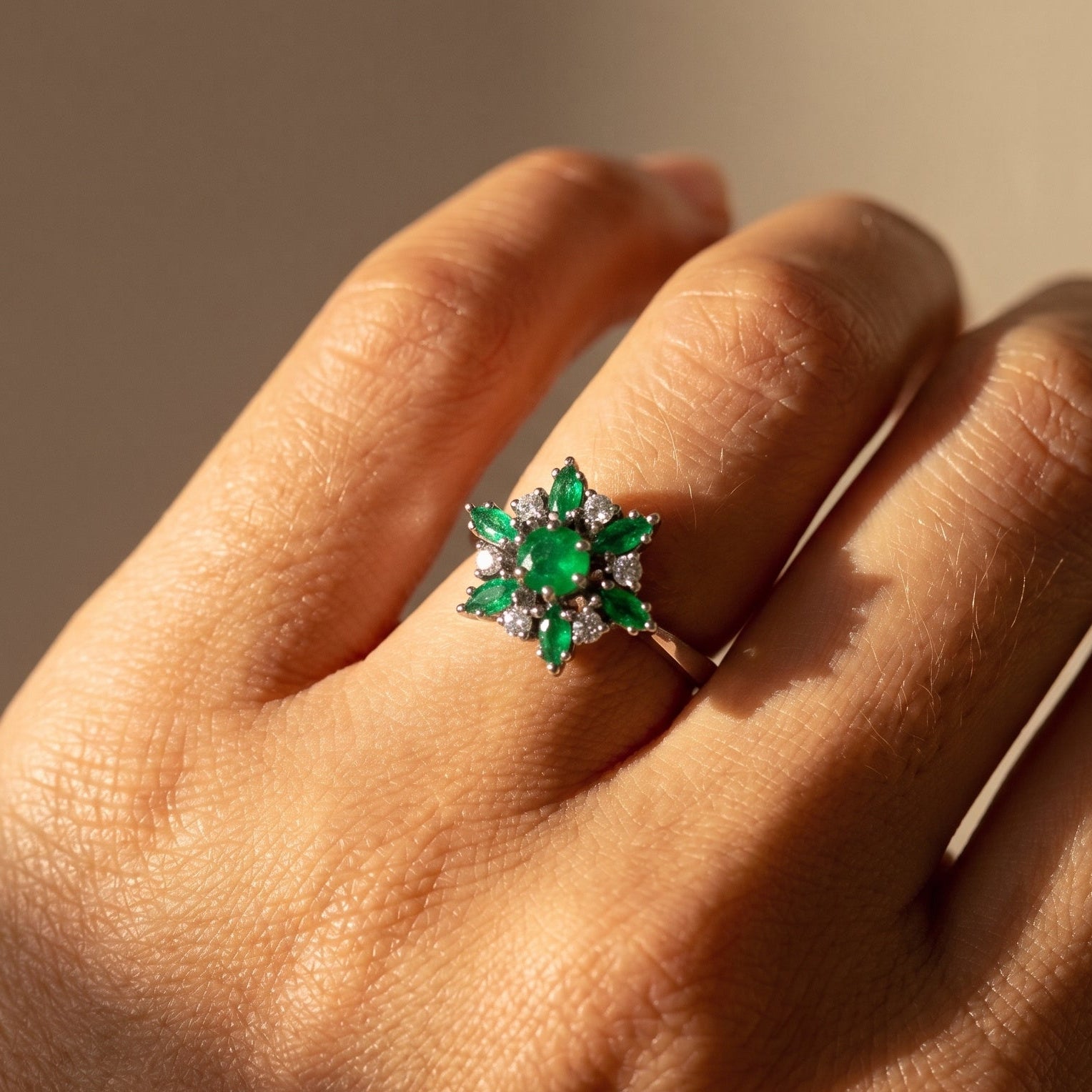 Smaragd-Diamant-Blütenring aus 750er Weißgold