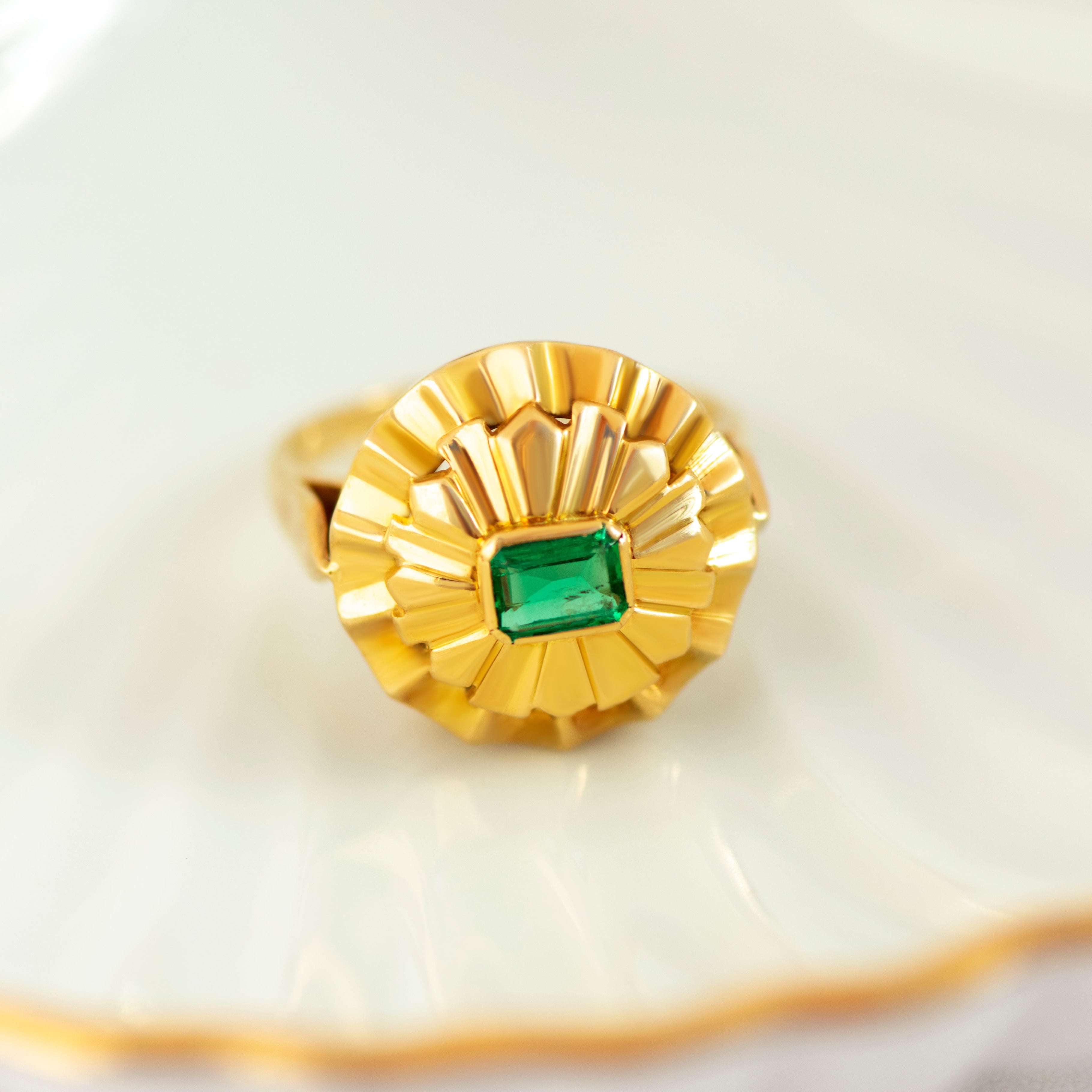 Smaragd-Ring mit skulpturalem Ringkopf aus 750er Gelbgold