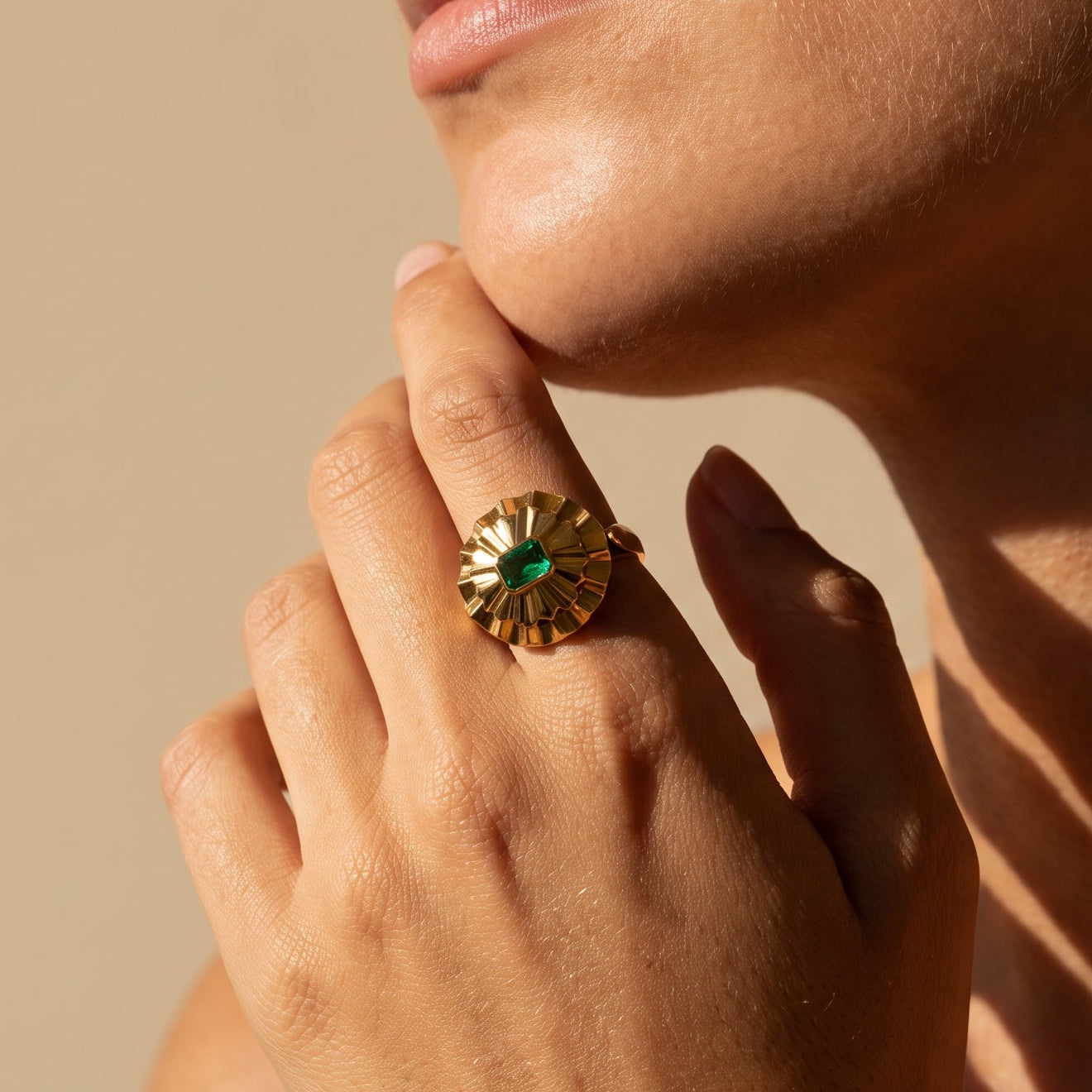 Smaragd-Ring mit skulpturalem Ringkopf aus 750er Gelbgold