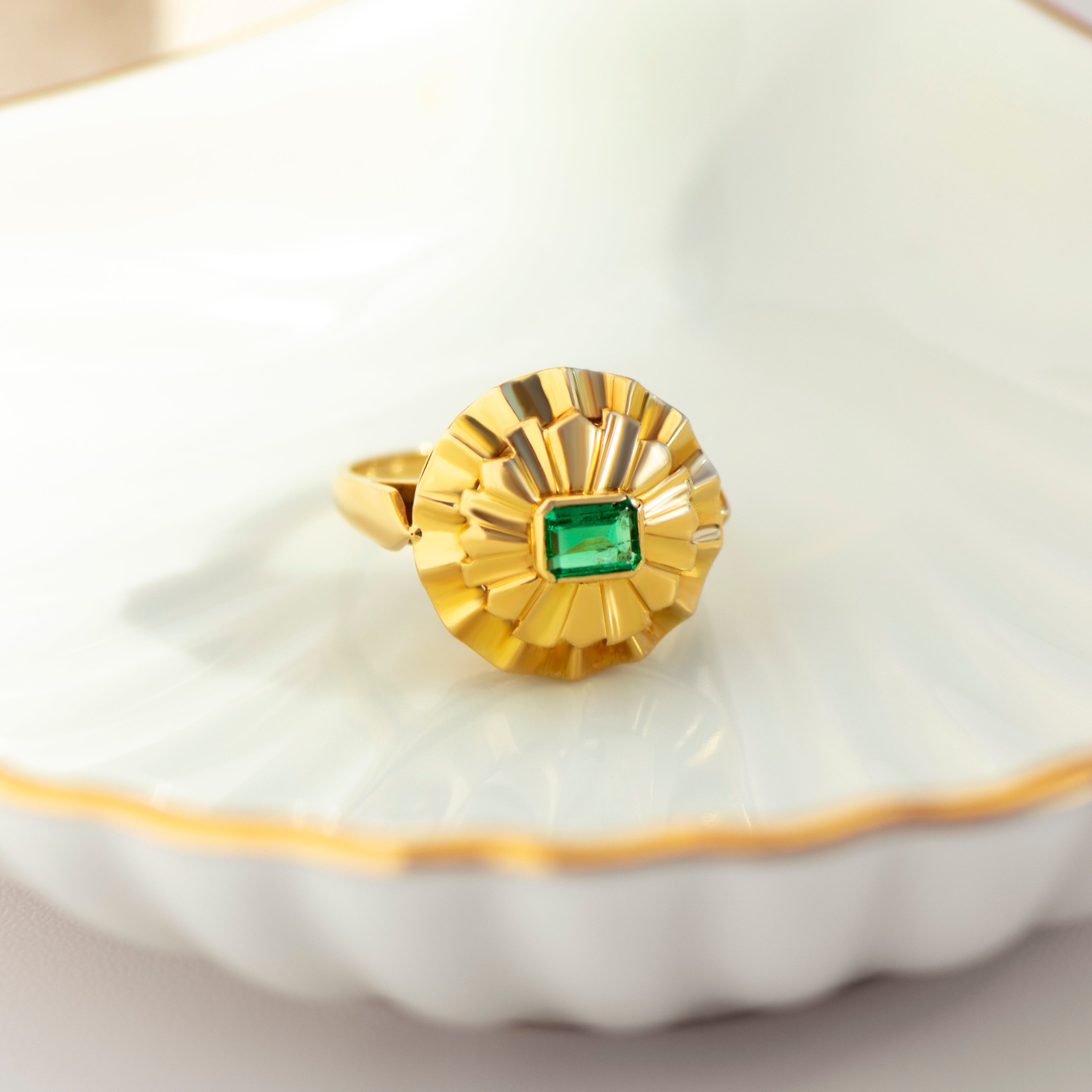 Smaragd-Ring mit skulpturalem Ringkopf aus 750er Gelbgold