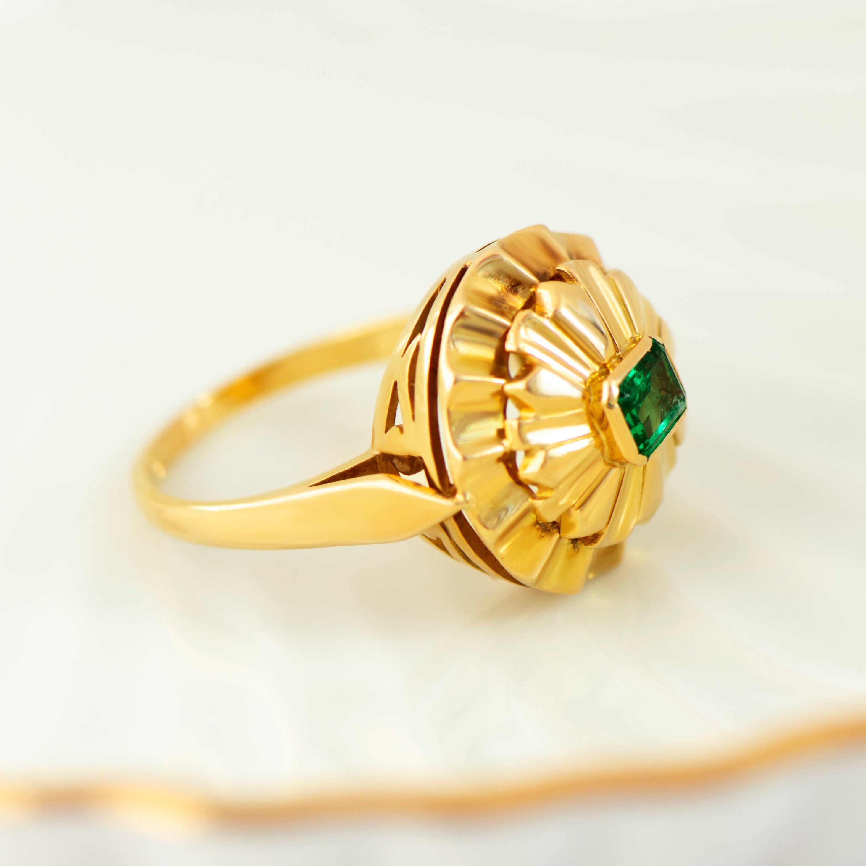 Smaragd-Ring mit skulpturalem Ringkopf aus 750er Gelbgold