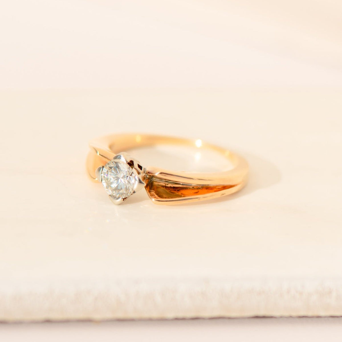 Solitär - Ring aus 750 Gelbgold mit Diamant (0,47 ct) – klassischer Verlobungsring - Honey Jewelry