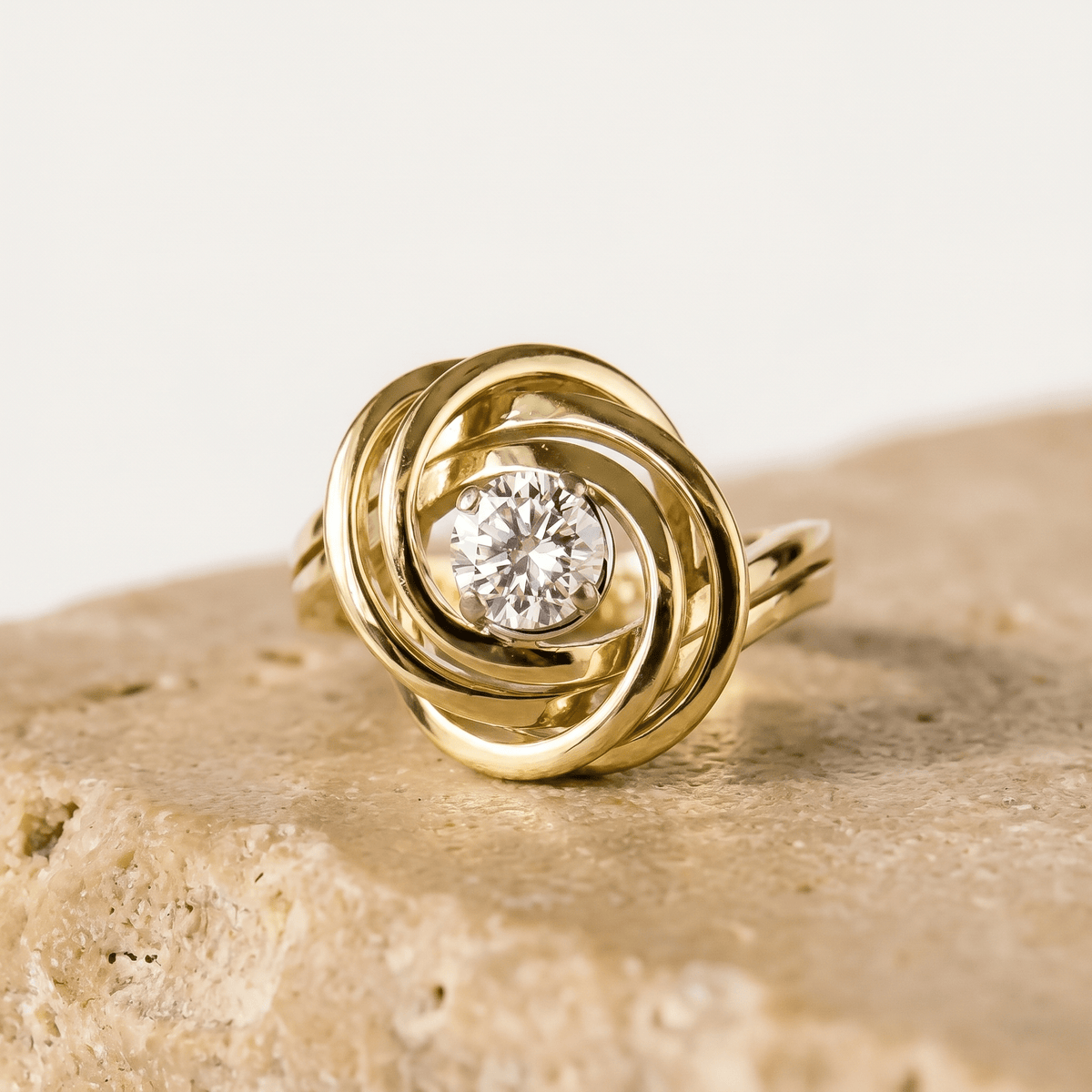 Solitärring mit Brillant aus 14 Karat Gold in einzigartigem Design - Honey Jewelry