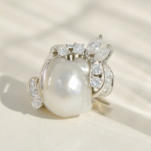 Statement - Ring aus 14K Weißgold mit Südseeperle & Diamanten – Pure Eleganz trifft Drama - Honey Jewelry