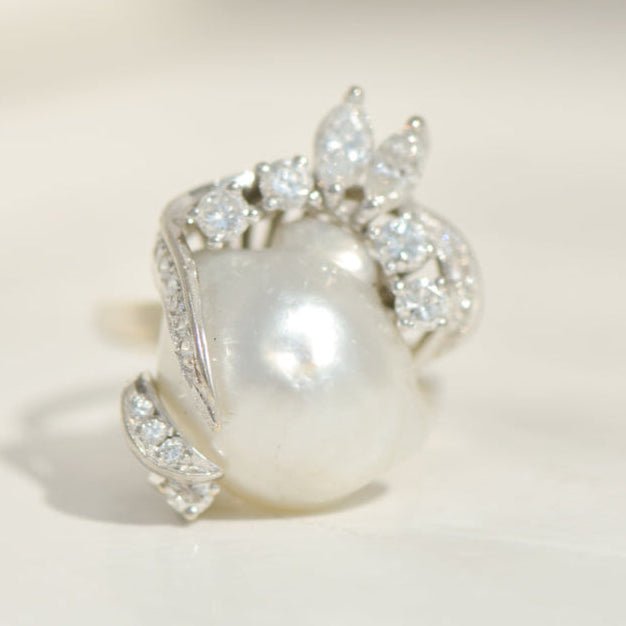 Statement - Ring aus 14K Weißgold mit Südseeperle & Diamanten – Pure Eleganz trifft Drama - Honey Jewelry
