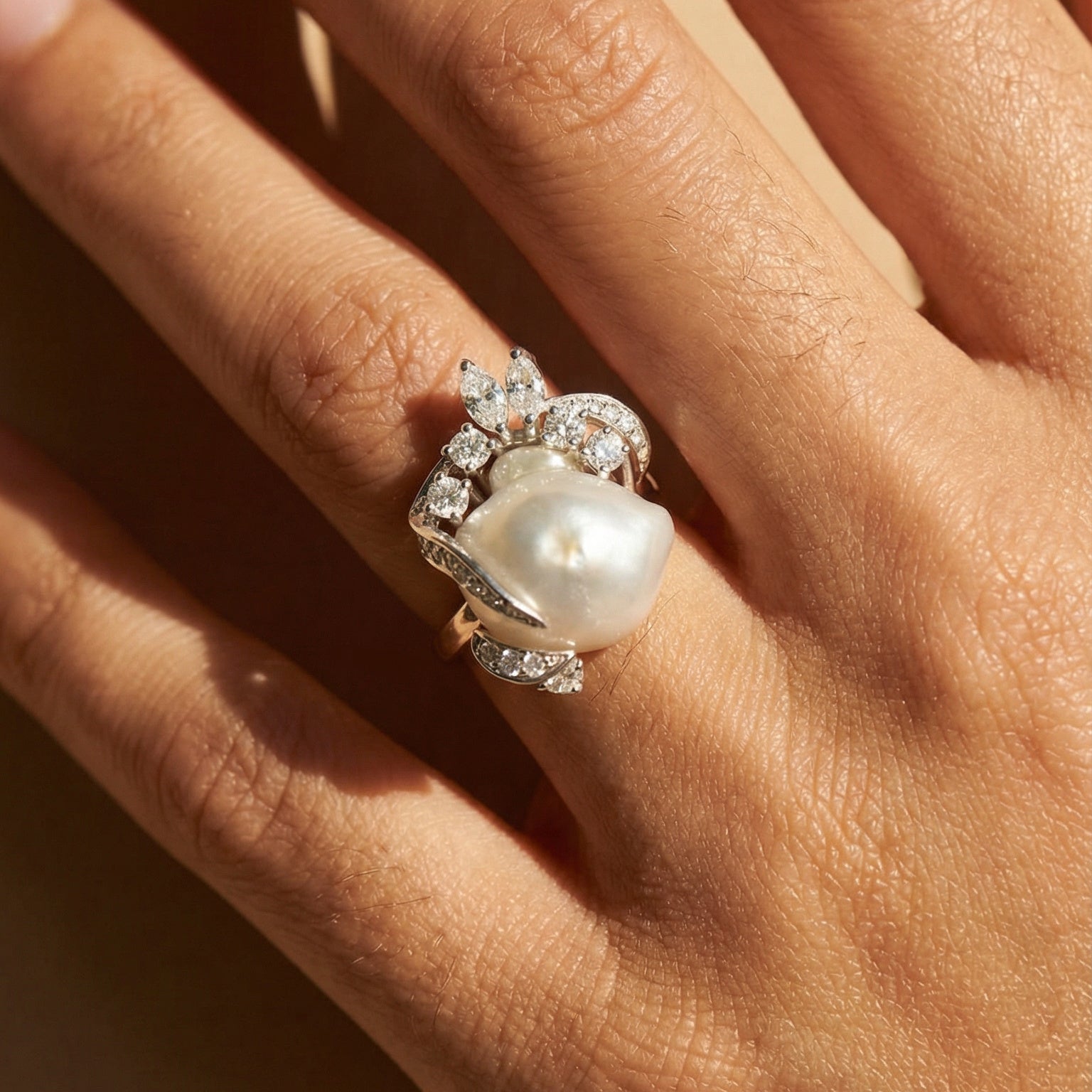 Statement - Ring aus 14K Weißgold mit Südseeperle & Diamanten – Pure Eleganz trifft Drama - Honey Jewelry
