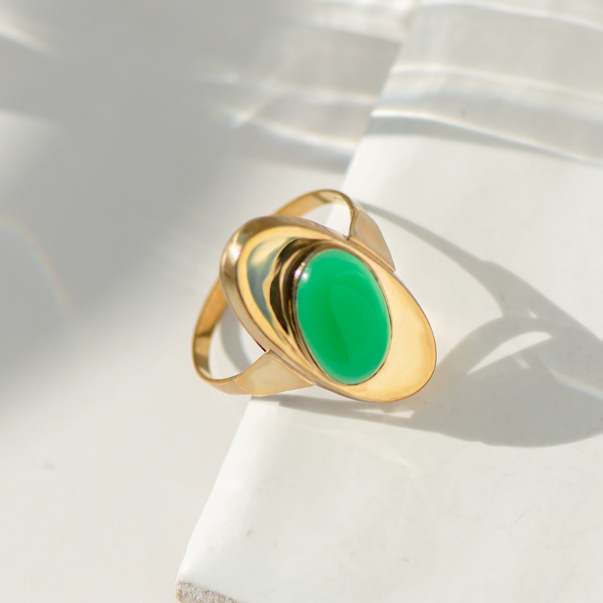 Statement - Ring aus 8 K Gelbgold mit grünem Achat – eleganter Vintage - Ring im Retro - Stil - Honey Jewelry