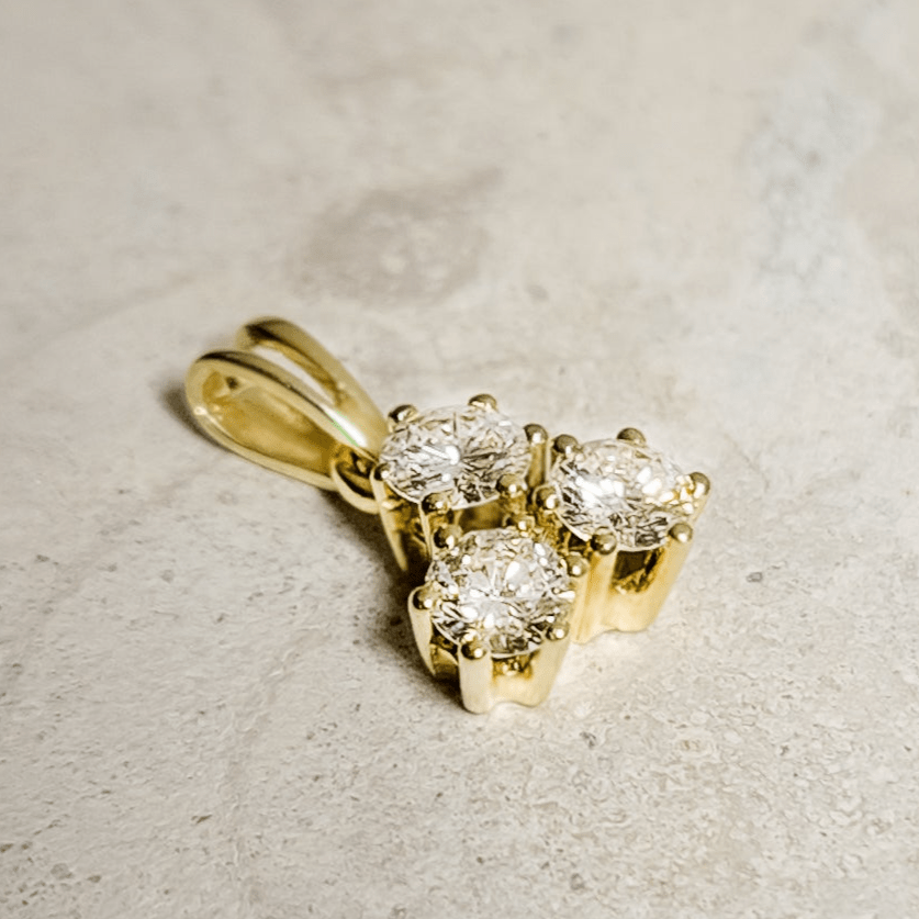 Süßer Brillantanhänger "Dreigestirn" aus 14 Karat Gelbgold - Honey Jewelry