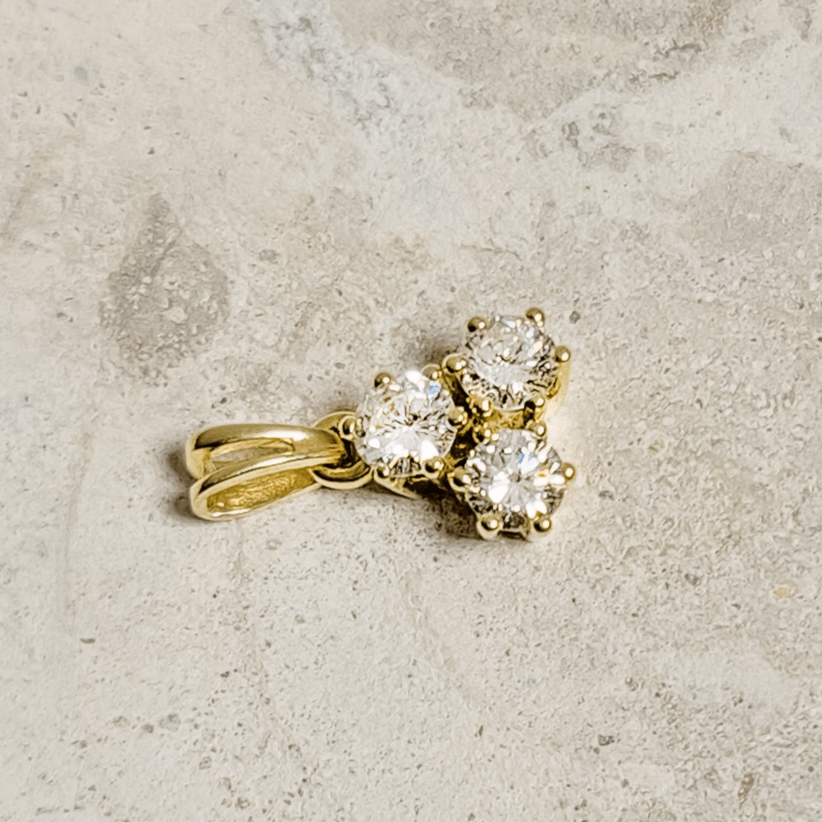 Süßer Brillantanhänger "Dreigestirn" aus 14 Karat Gelbgold - Honey Jewelry