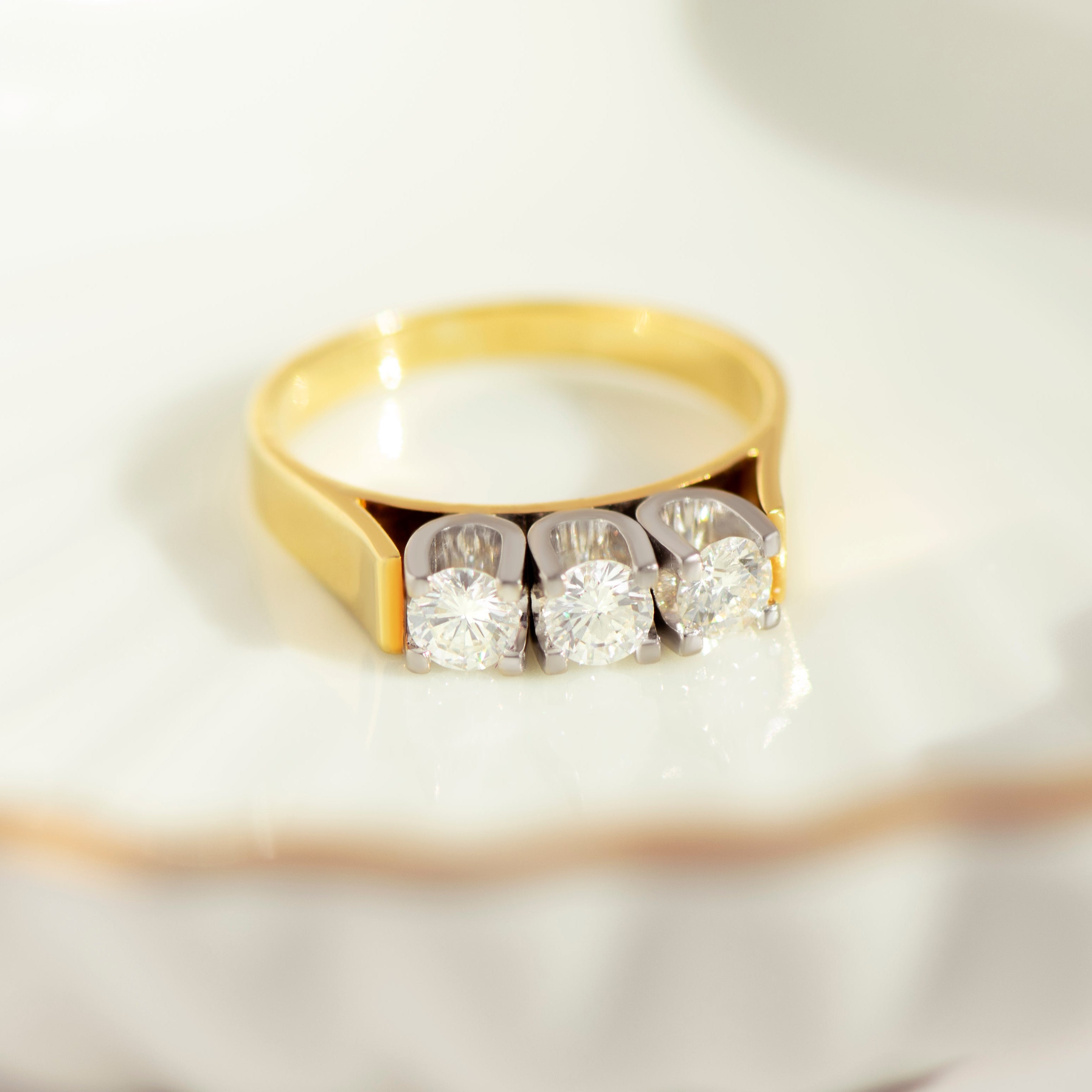 Vintage three-stone diamond ring in 18k yellow gold with white gold settings