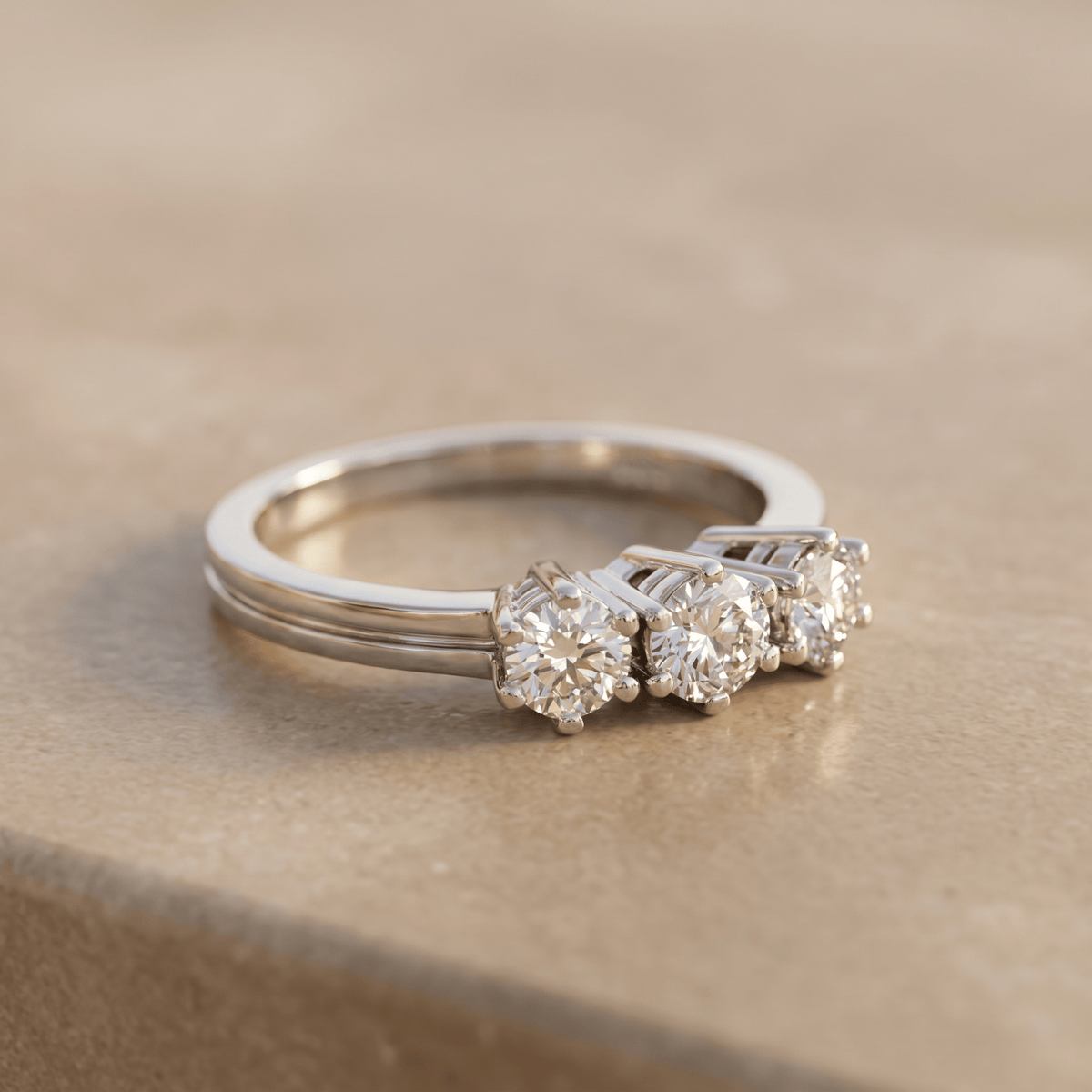 Triologie-Ring aus 14K Weißgold mit 3 Diamanten – Vergangenheit, Gegenwart & Zukunft in einem Ring - Honey Jewelry