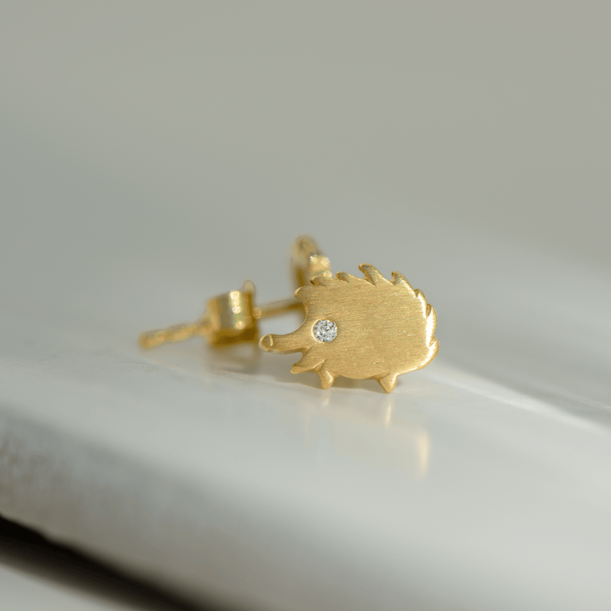 Verspielte Igel - Ohrringe aus 8K Gelbgold mit Zirkonia - Augen – niedlich, golden, zum Verlieben - Honey Jewelry