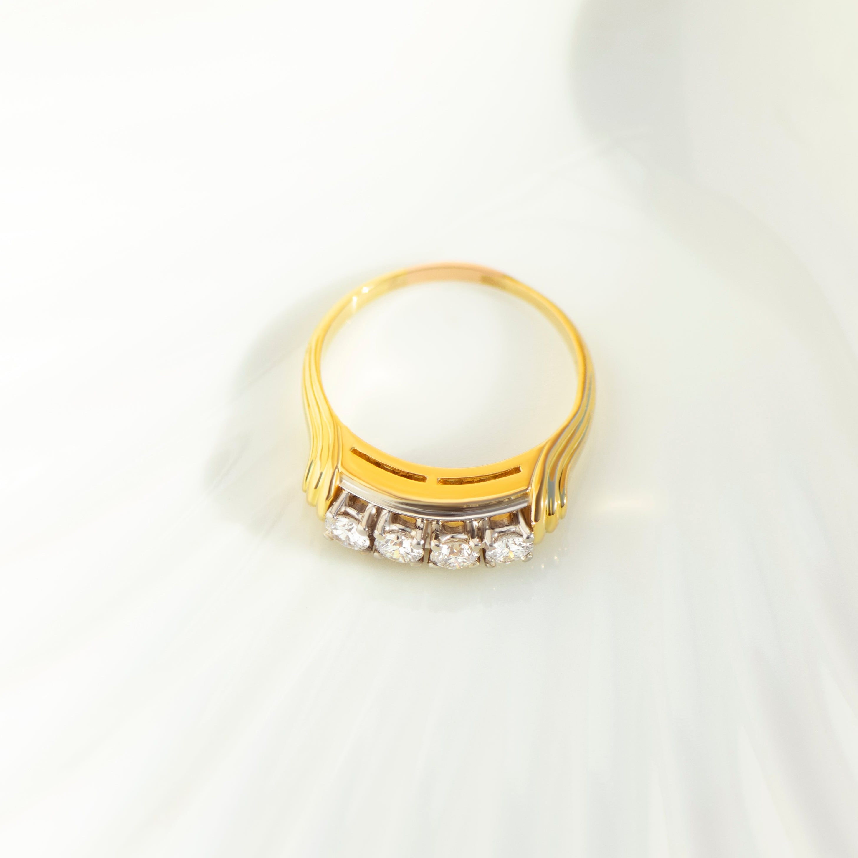 Vintage 18k yellow gold ring with four brilliant diamonds and sculpted band