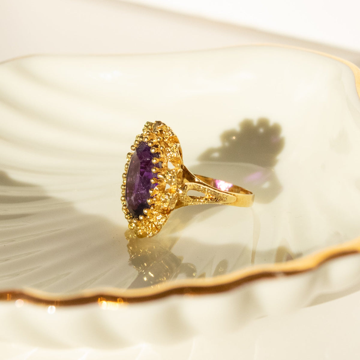 Vintage 14 Karat Gelbgold Amethyst-Anhänger für inneren Frieden und spirituelle Klarheit - Honey Jewelry