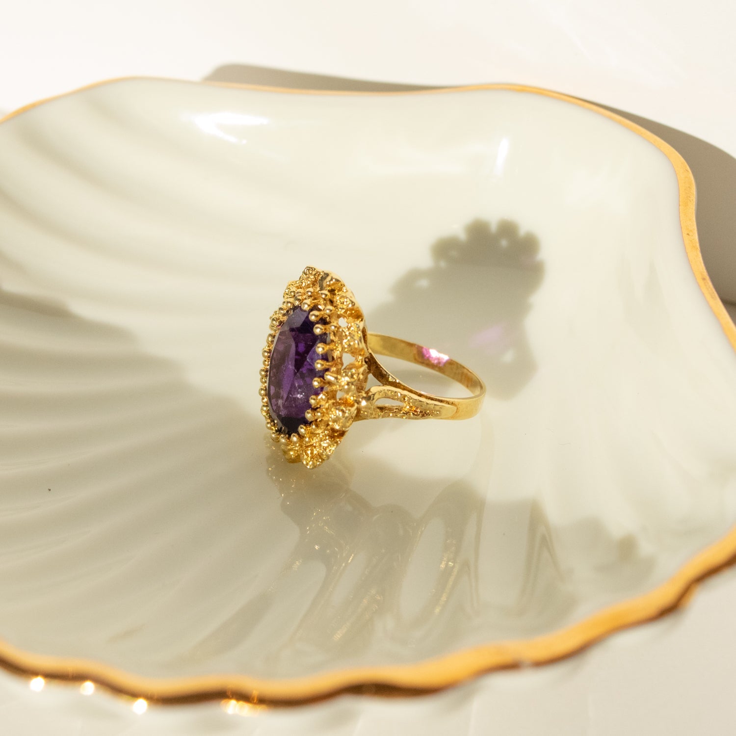 Vintage 14 Karat Gelbgold Amethyst-Anhänger für inneren Frieden und spirituelle Klarheit - Honey Jewelry
