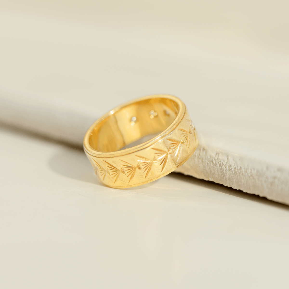 Vintage Bandring aus 14 Karat Gelbgold mit Diamanten – handgraviert & zeitlos elegant - Honey Jewelry