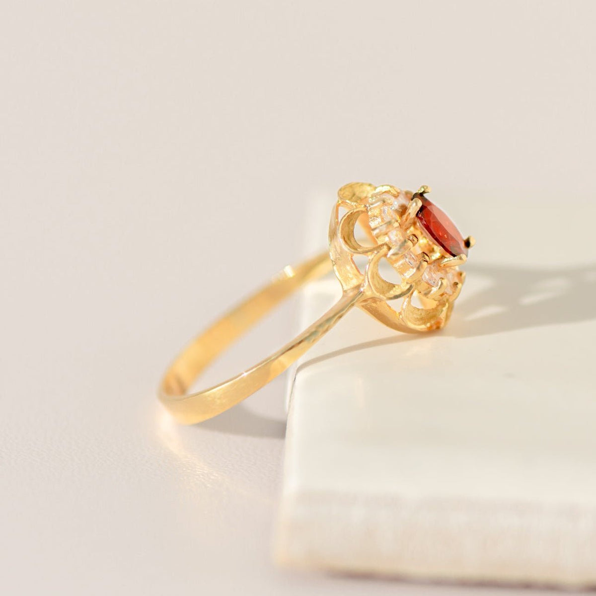 Vintage - Granatring aus 18 Karat Gelbgold | 20. Jahrhundert - Honey Jewelry