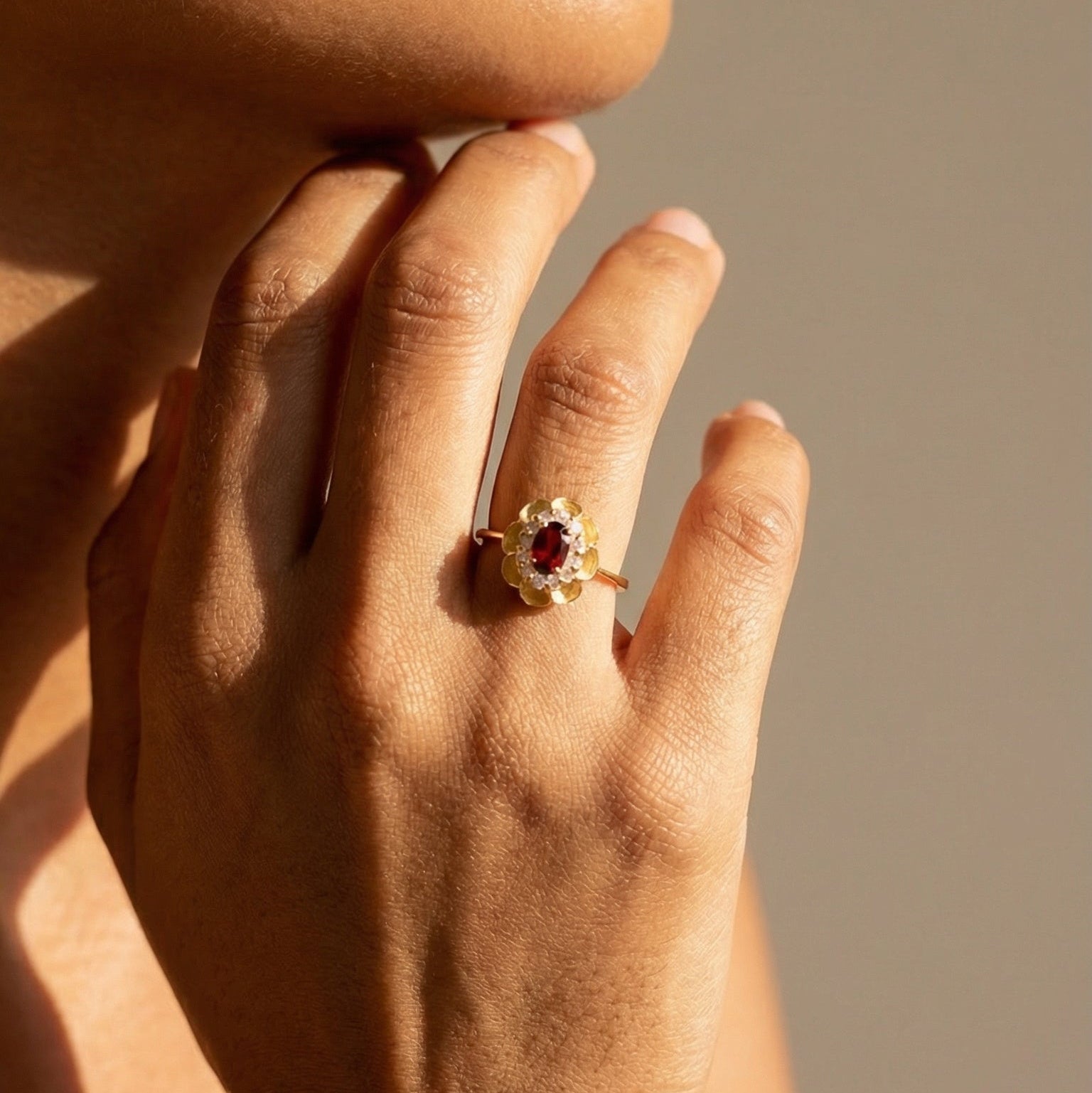 Vintage - Granatring aus 18 Karat Gelbgold | 20. Jahrhundert - Honey Jewelry