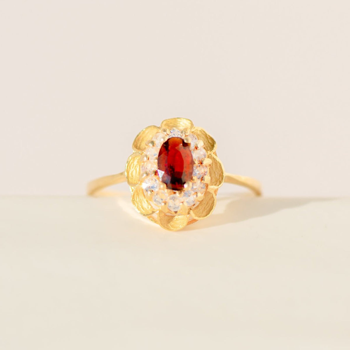 Vintage - Granatring aus 18 Karat Gelbgold | 20. Jahrhundert - Honey Jewelry