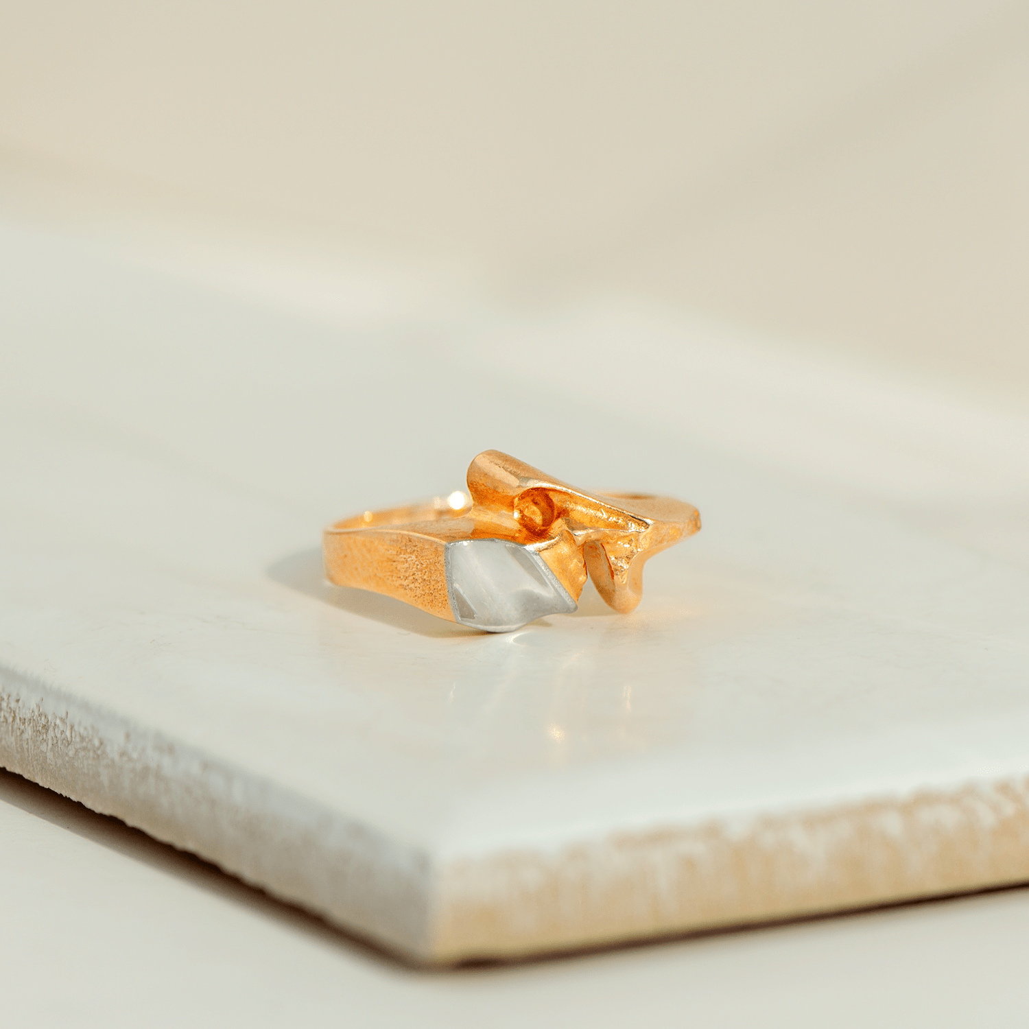 Vintage Lapponia Ring aus 14 Karat Gelbgold & Platin – skulpturales Design von Björn Weckström, ca. 1970er - Honey Jewelry