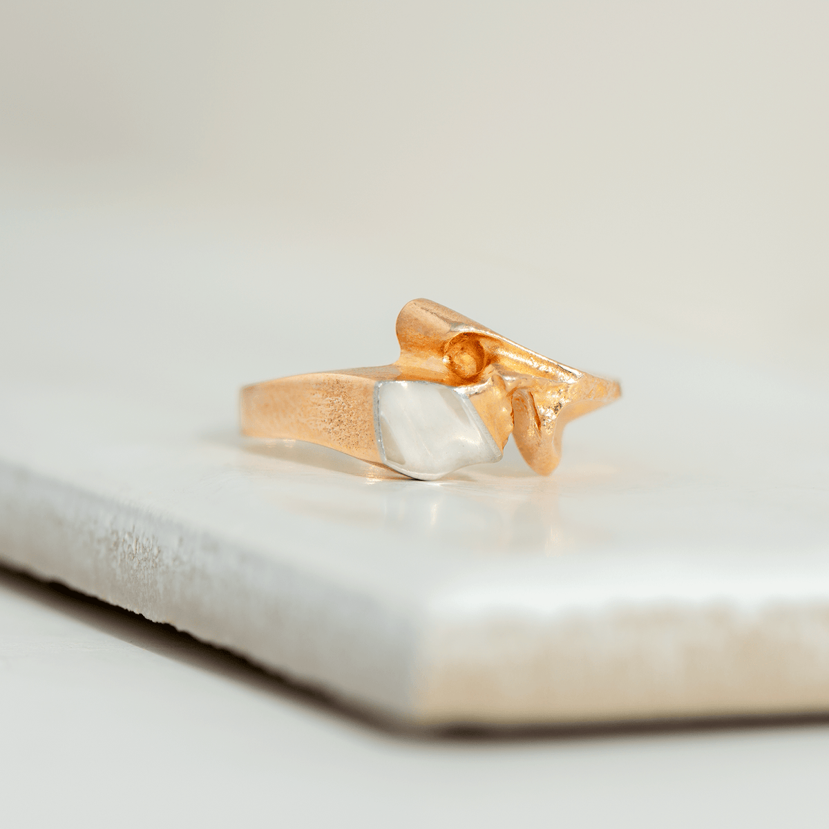 Vintage Lapponia Ring aus 14 Karat Gelbgold & Platin – skulpturales Design von Björn Weckström, ca. 1970er - Honey Jewelry