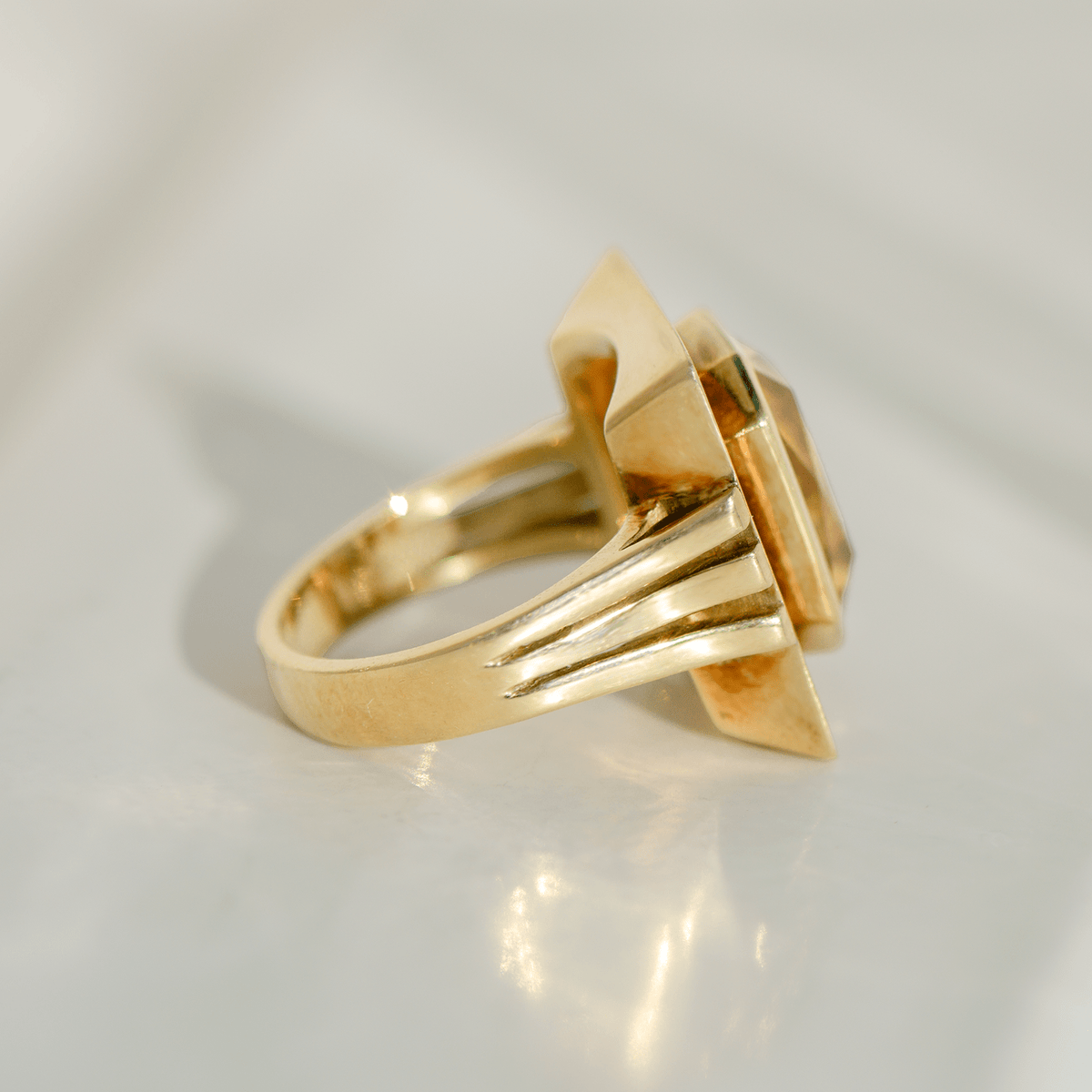 Vintage - Ring aus 14 Karat Gelbgold mit großem Citrin – architektonisches Design - Honey Jewelry