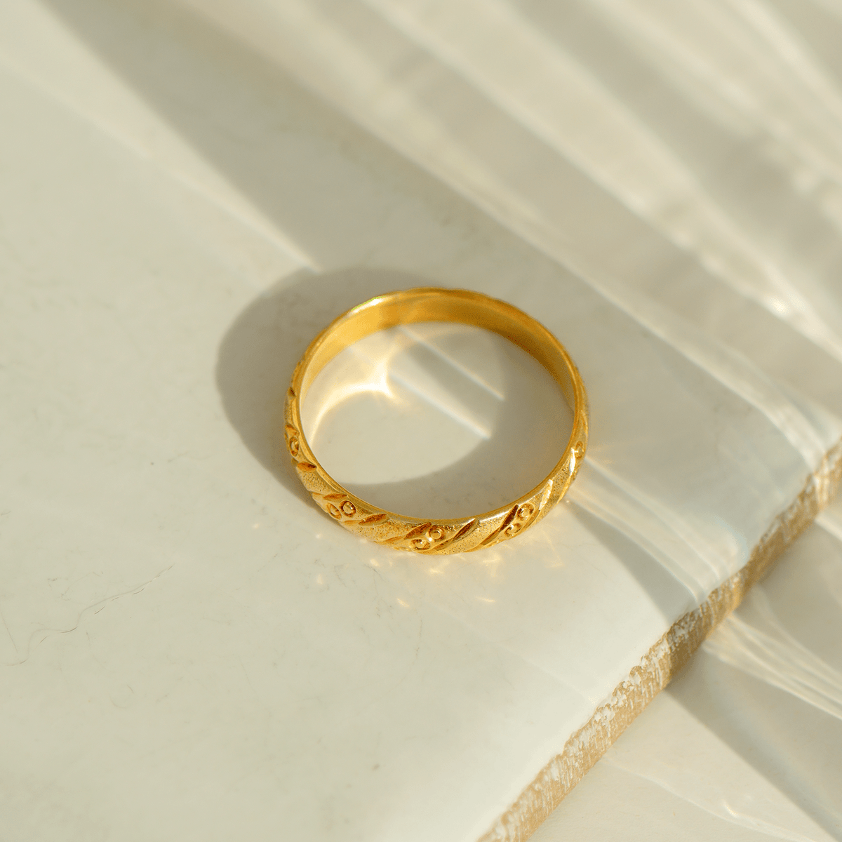Vintage Ring aus 14 Karat Gelbgold mit strukturierter Gravur – Mid - Century Design um 1950 - Honey Jewelry