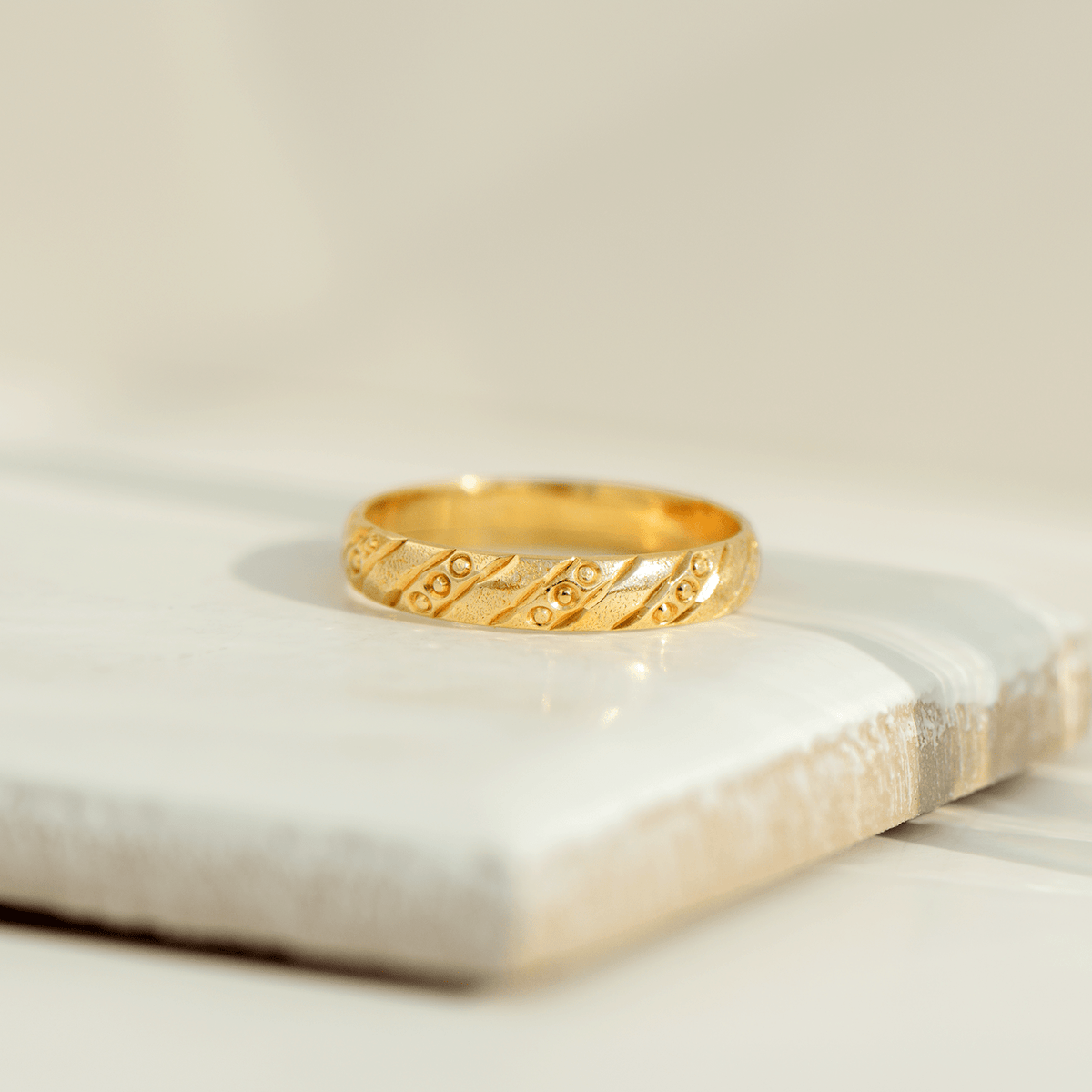 Vintage Ring aus 14 Karat Gelbgold mit strukturierter Gravur – Mid - Century Design um 1950 - Honey Jewelry