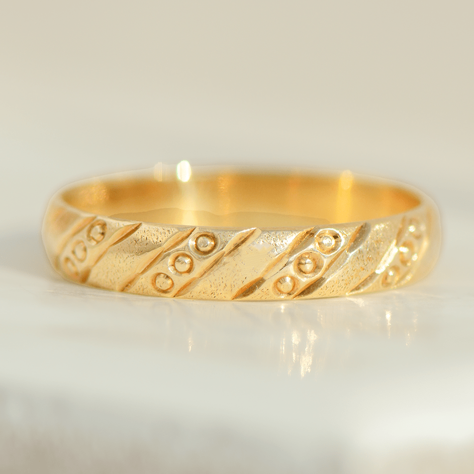 Vintage Ring aus 14 Karat Gelbgold mit strukturierter Gravur – Mid - Century Design um 1950 - Honey Jewelry