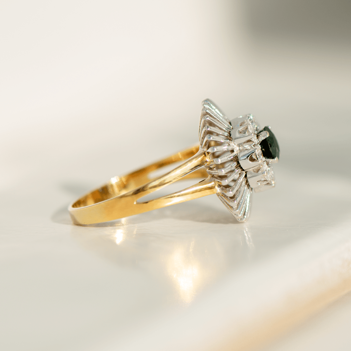 Vintage - Ring aus 14K Gelbgold & Weißgold mit Saphir und Diamanten - Honey Jewelry